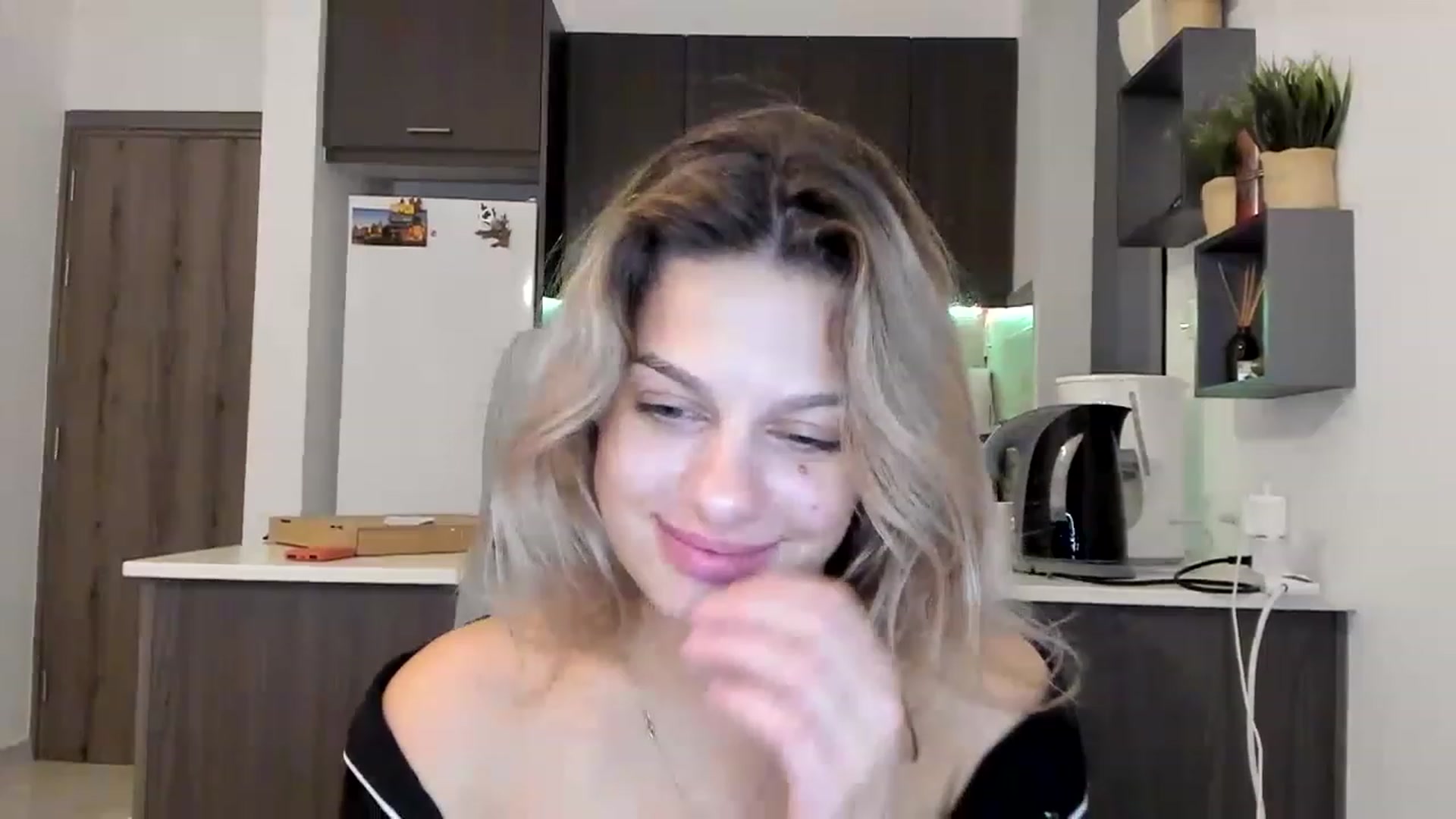 Gallery image thumbnail from LanaDeluxe's myfreecams stream on, 11/15/2022, 01:42 image 18 of 20