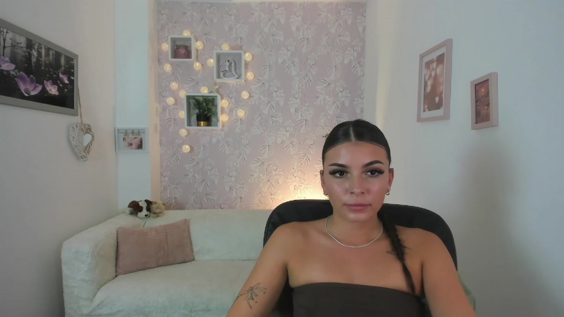 Gallery image thumbnail from Lana_Grey18's myfreecams stream on, 08/07/2023, 17:39 image 8 of 20