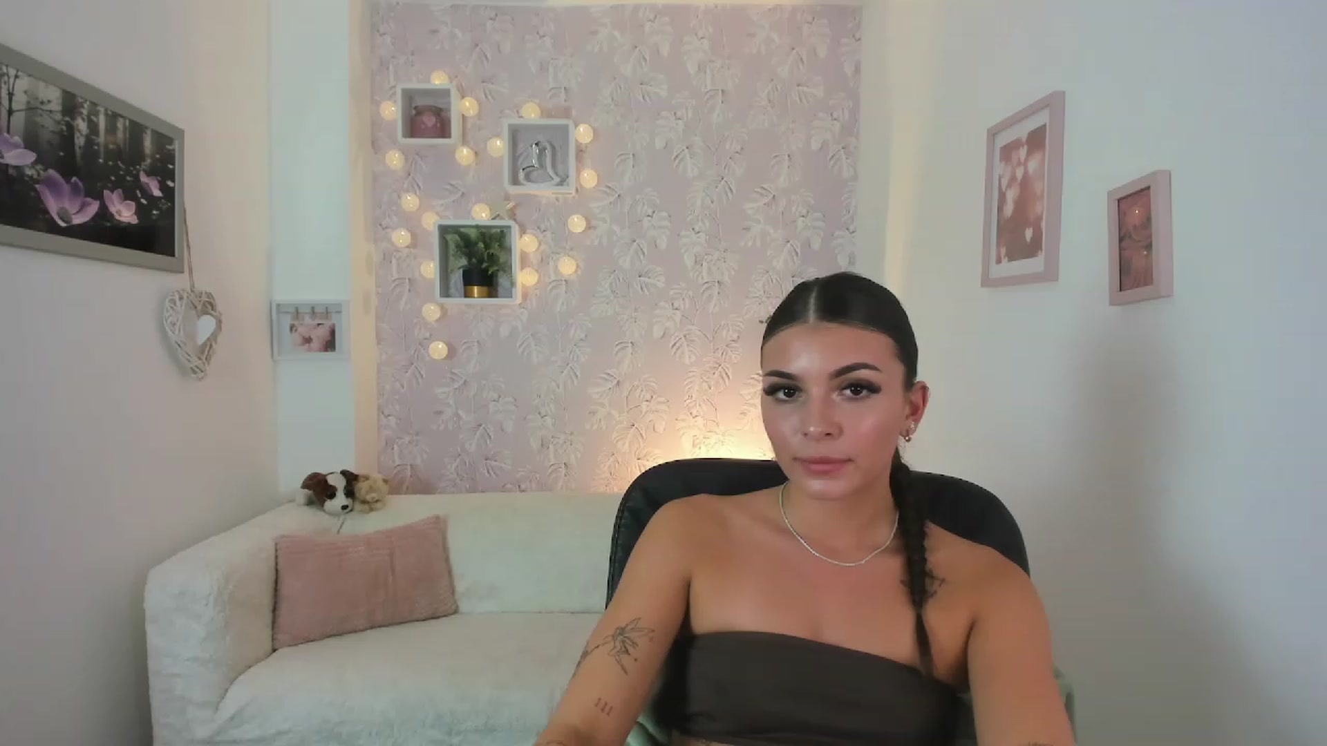 Gallery image thumbnail from Lana_Grey18's myfreecams stream on, 08/07/2023, 17:39 image 9 of 20