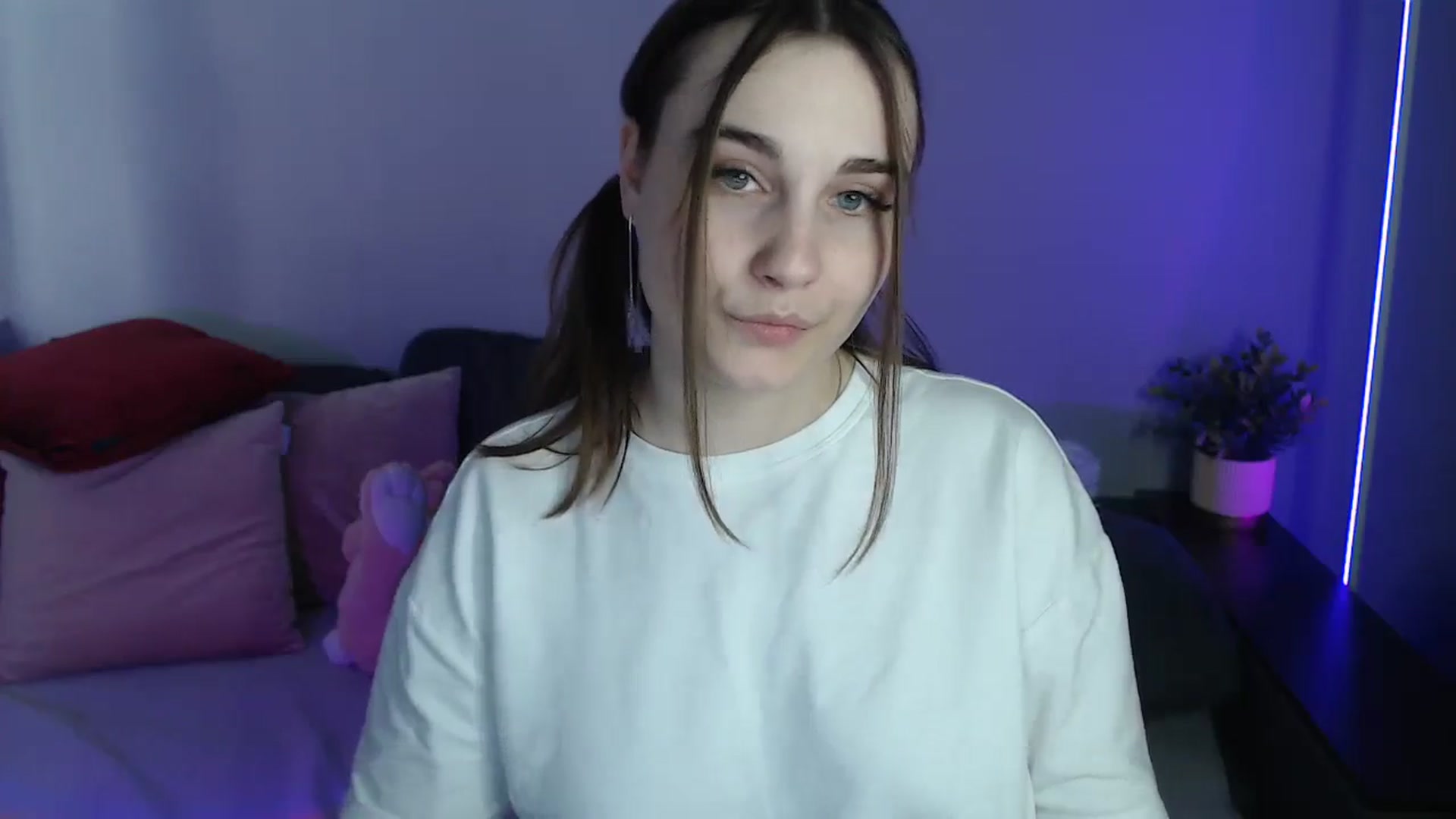 Gallery image thumbnail from LaneyGrey's myfreecams stream on, 06/05/2024, 13:21 image 13 of 20