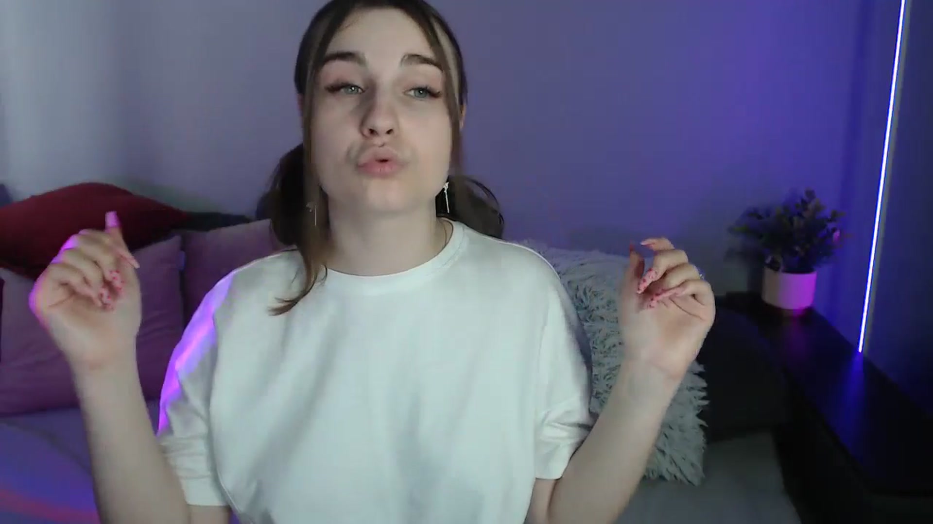 Gallery image thumbnail from LaneyGrey's myfreecams stream on, 06/05/2024, 13:21 image 7 of 20
