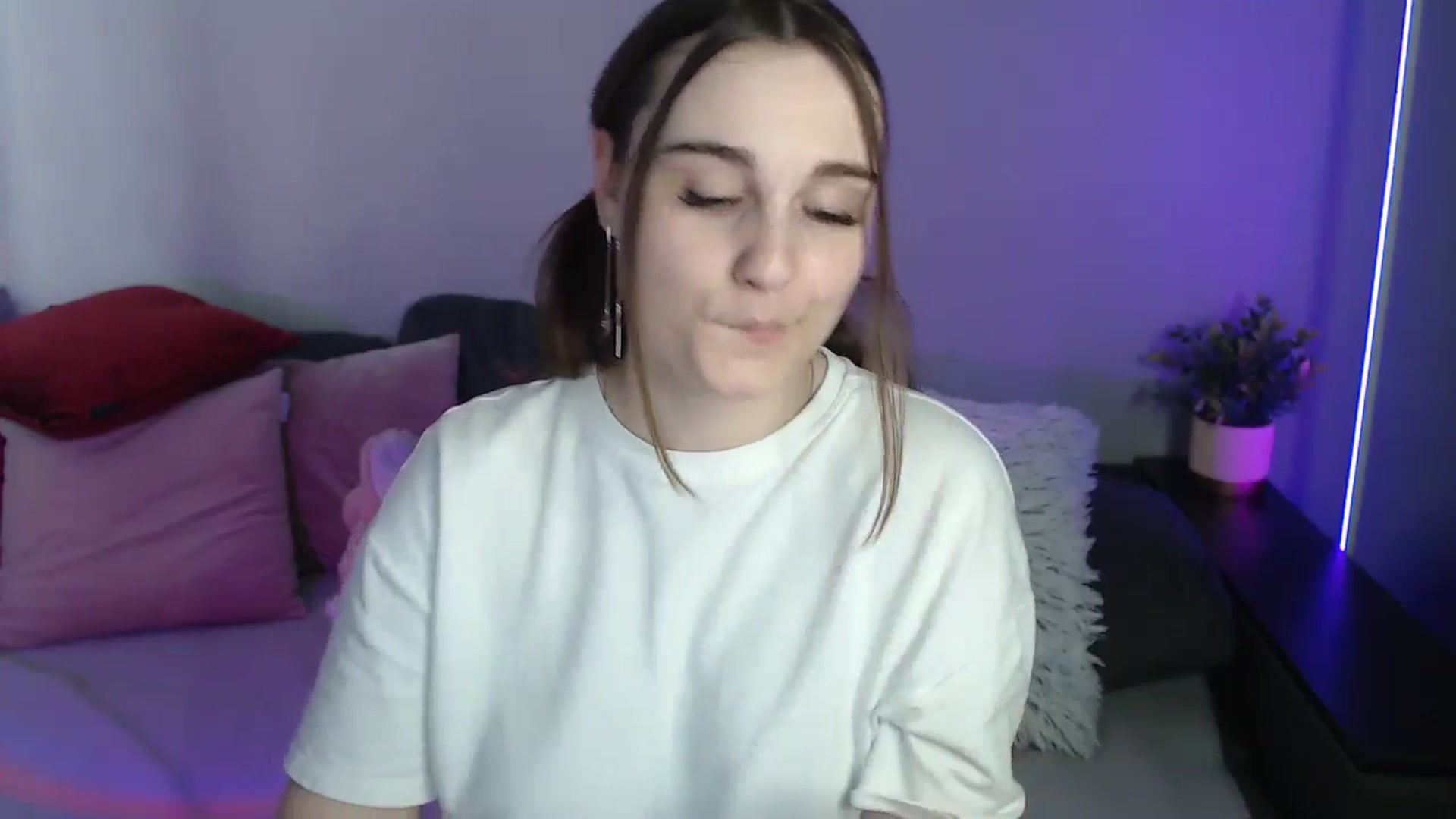 Gallery image thumbnail from LaneyGrey's myfreecams stream on, 06/05/2024, 13:21 image 6 of 20