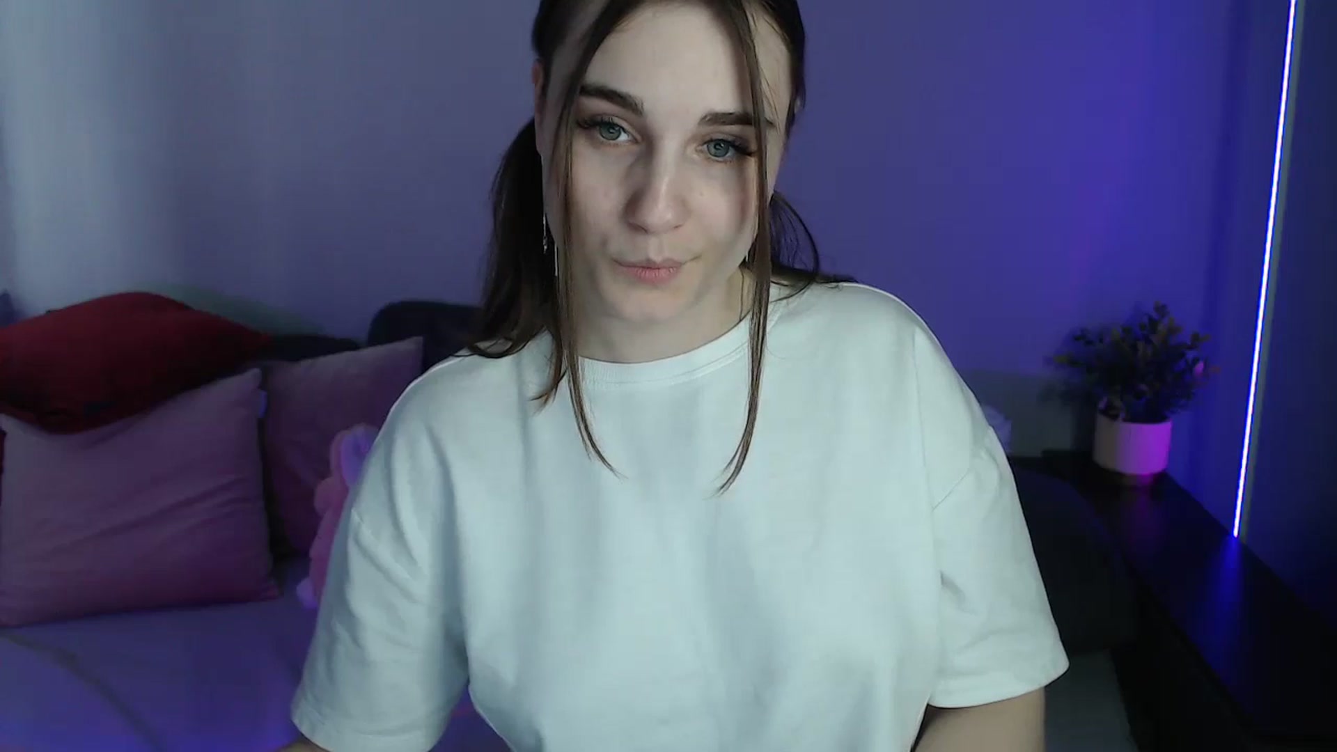 Gallery image thumbnail from LaneyGrey's myfreecams stream on, 06/05/2024, 13:21 image 12 of 20