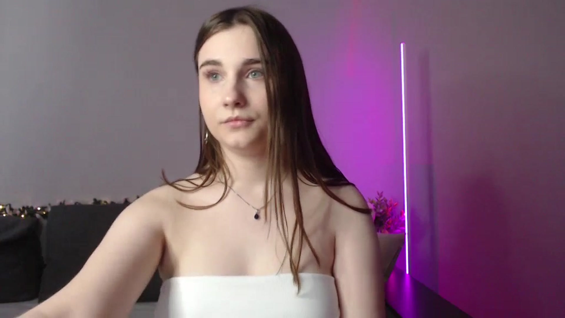 Gallery image thumbnail from LaneyGrey's myfreecams stream on, 06/24/2024, 13:16 image 3 of 20