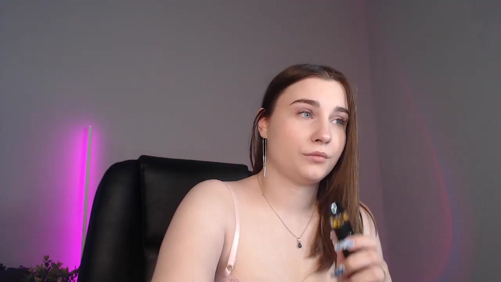 Gallery image thumbnail from LaneyGrey's myfreecams stream on, 08/06/2024, 09:21 image 16 of 20