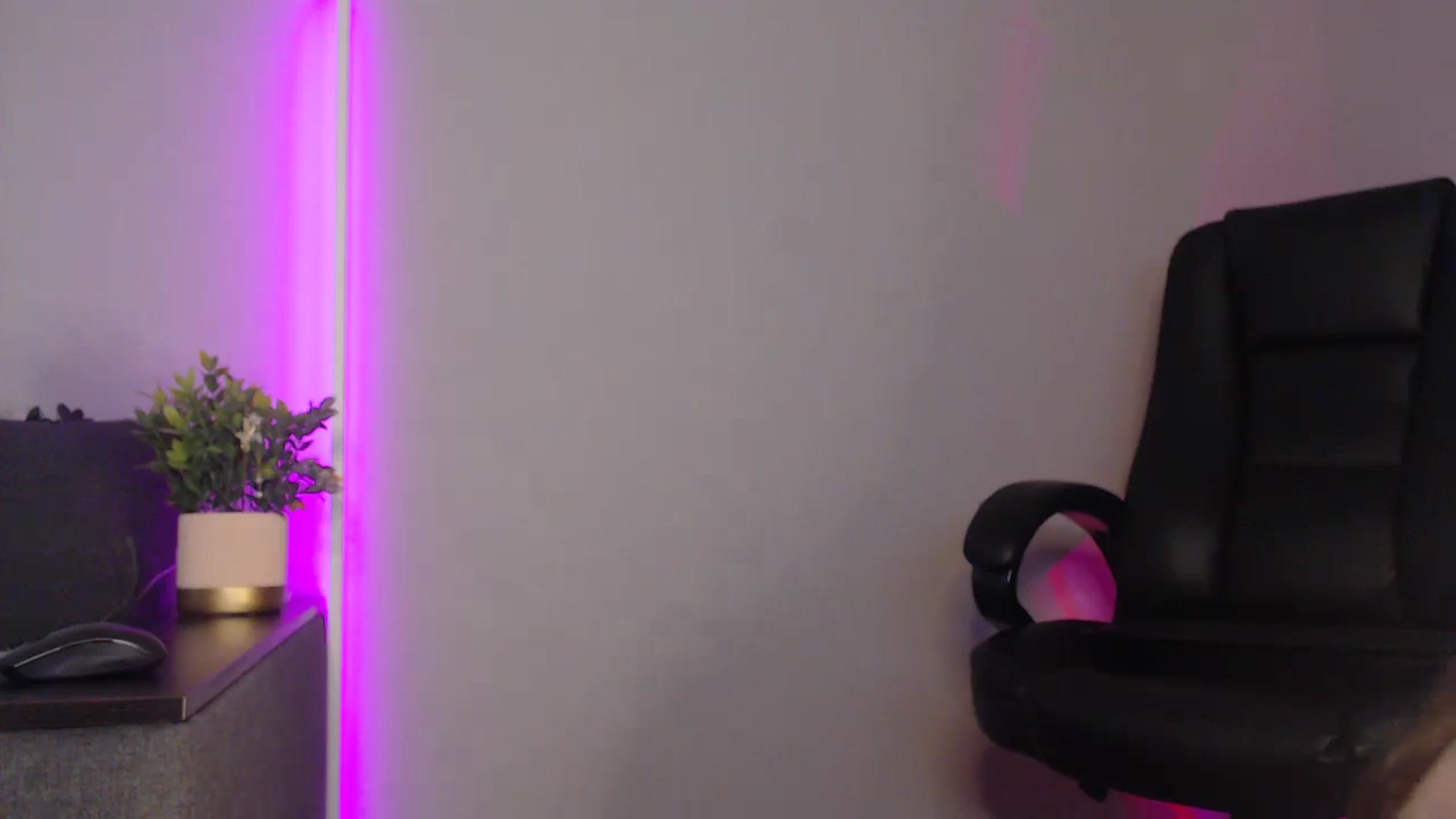 Gallery image thumbnail from LaneyGrey's myfreecams stream on, 08/06/2024, 10:21 image 9 of 20