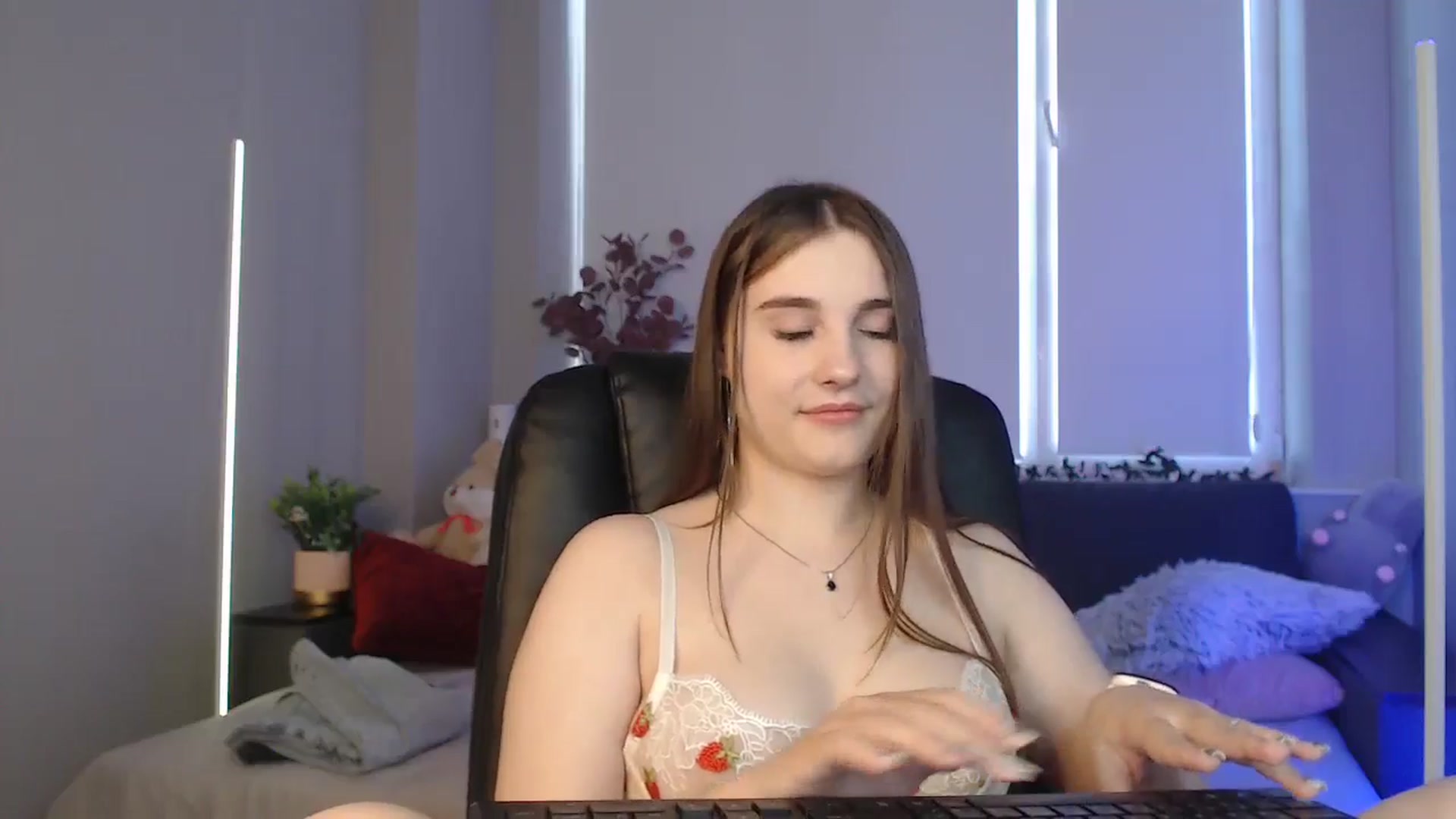 Gallery image thumbnail from LaneyGrey's myfreecams stream on, 09/08/2024, 09:35 image 2 of 20