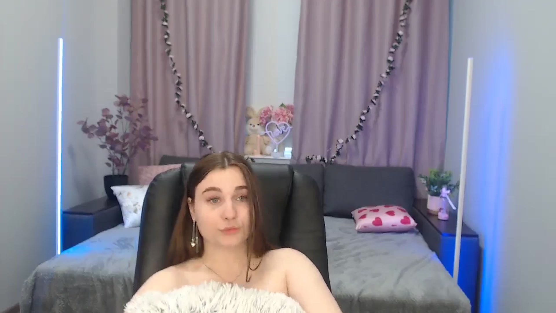 Gallery image thumbnail from LaneyGrey's myfreecams stream on, 09/13/2024, 14:05 image 2 of 20