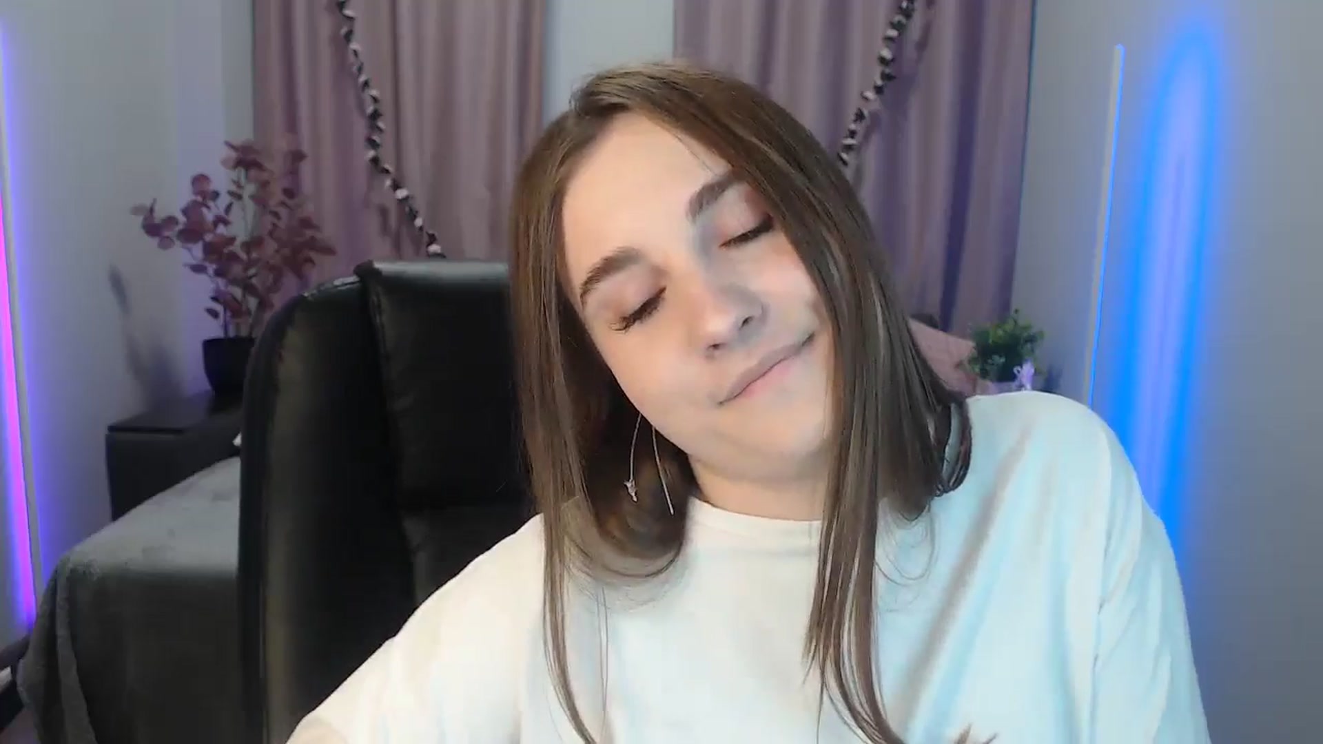 Gallery image thumbnail from LaneyGrey's myfreecams stream on, 09/16/2024, 08:33 image 5 of 20