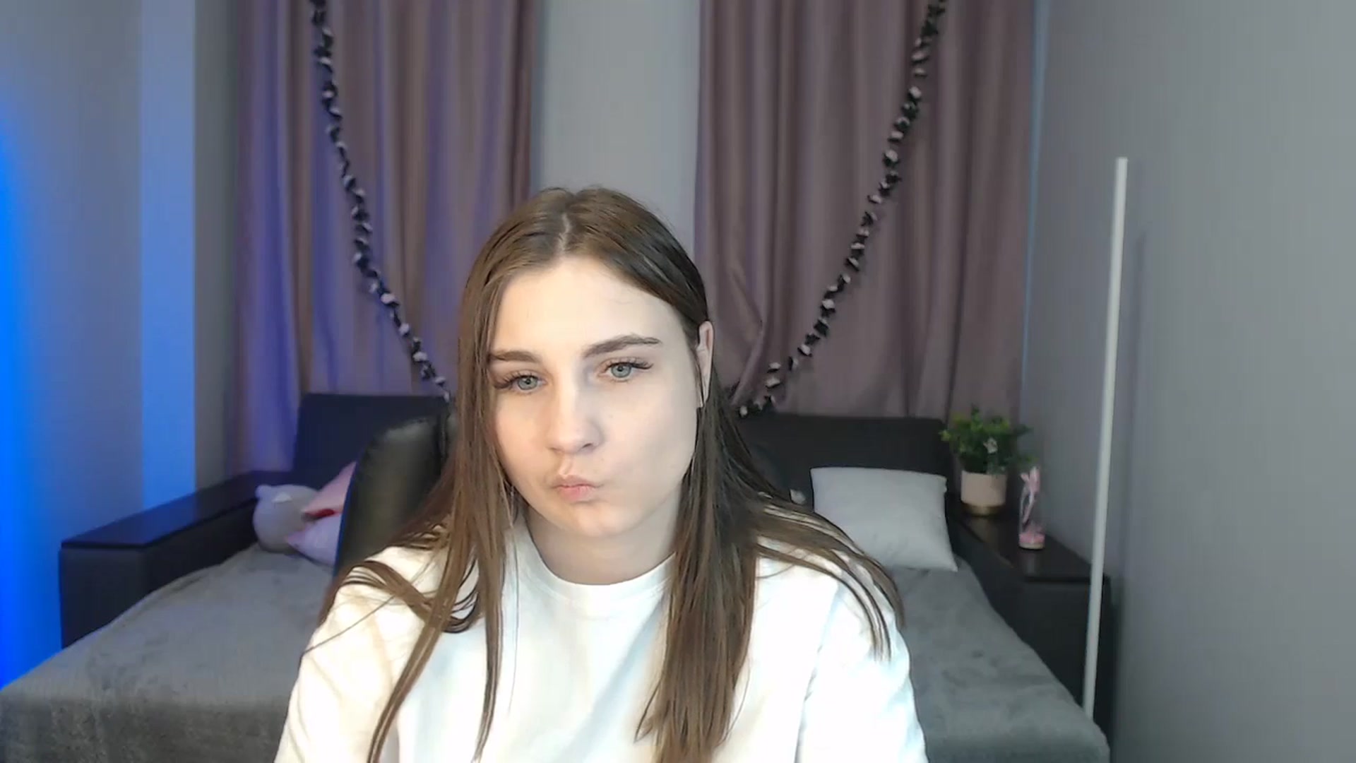Gallery image thumbnail from LaneyGrey's myfreecams stream on, 10/01/2024, 12:01 image 8 of 20