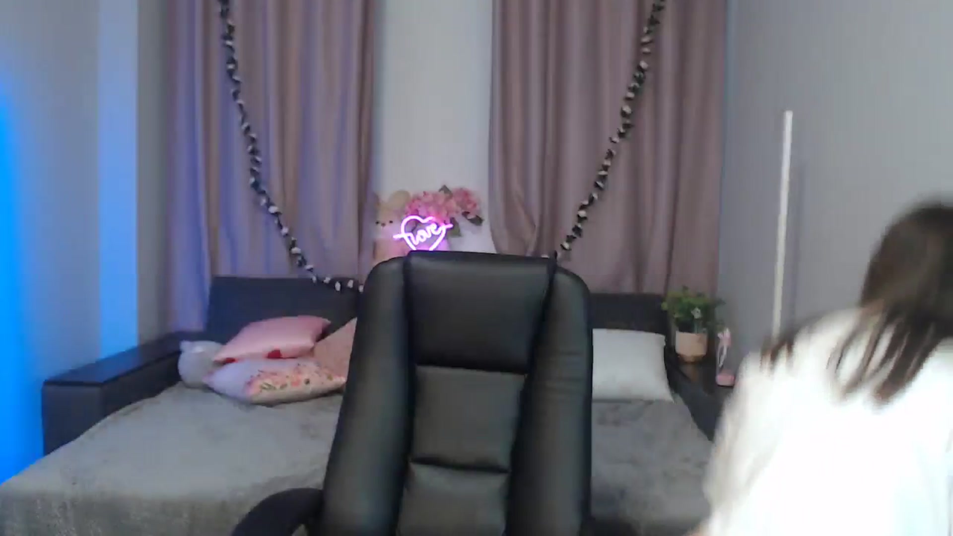 Gallery image thumbnail from LaneyGrey's myfreecams stream on, 10/01/2024, 12:01 image 16 of 20
