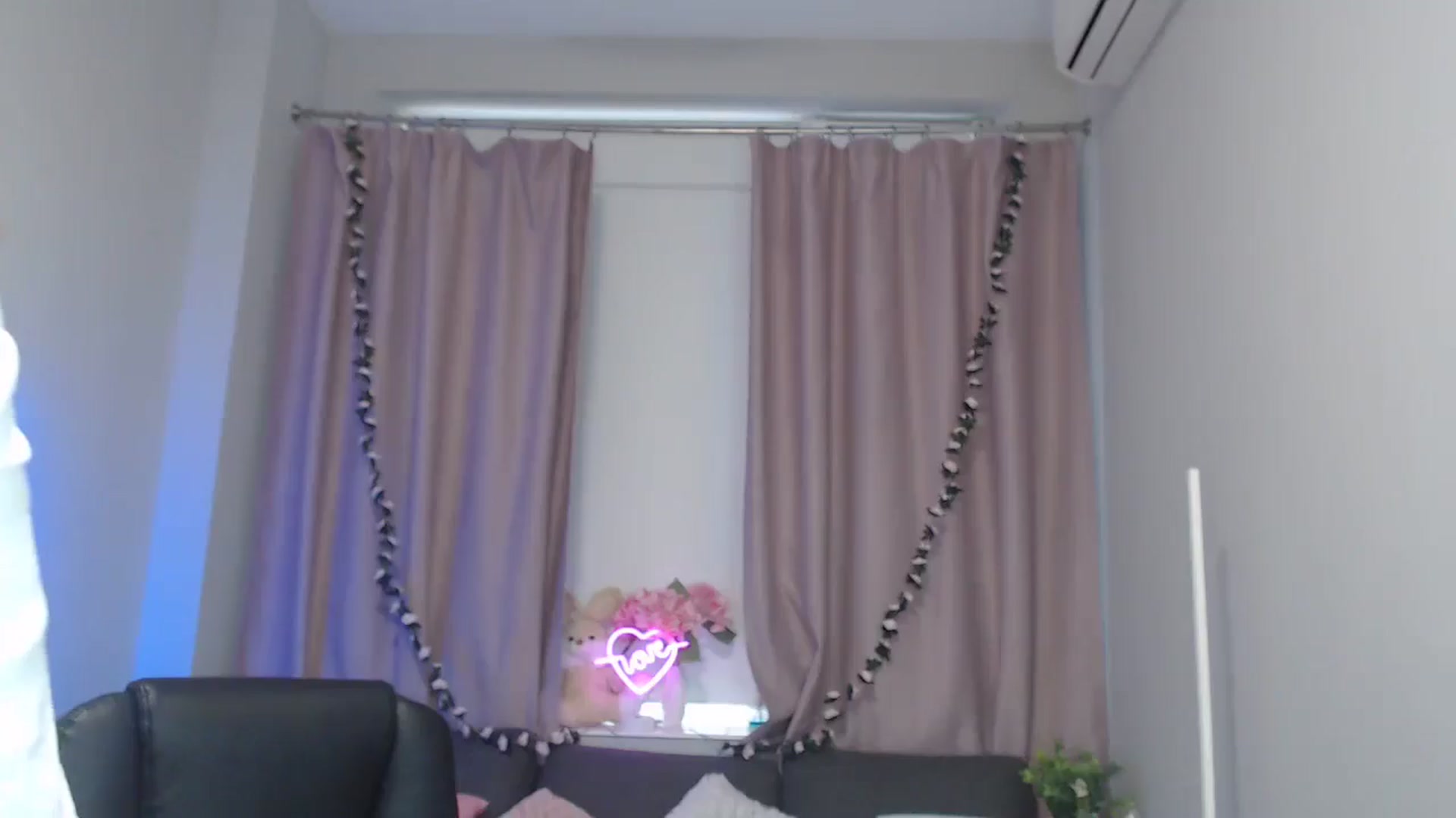 Gallery image thumbnail from LaneyGrey's myfreecams stream on, 10/01/2024, 12:01 image 3 of 20