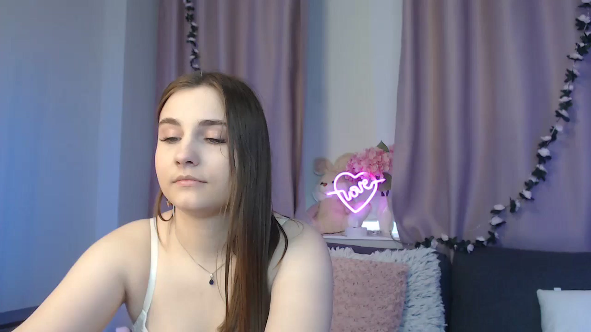 Gallery image thumbnail from LaneyGrey's myfreecams stream on, 10/04/2024, 11:01 image 17 of 20