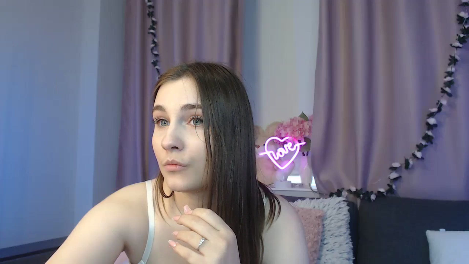 Gallery image thumbnail from LaneyGrey's myfreecams stream on, 10/04/2024, 11:01 image 20 of 20