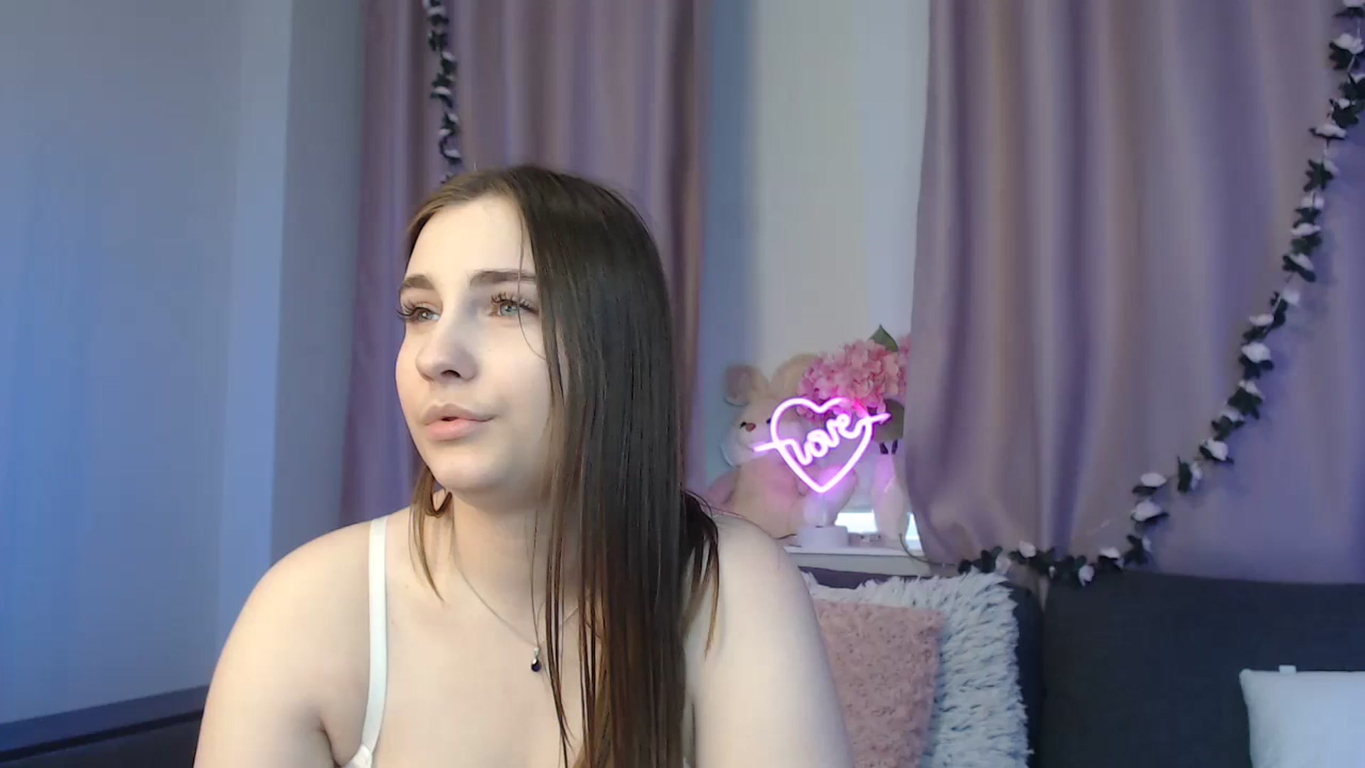 Gallery image thumbnail from LaneyGrey's myfreecams stream on, 10/04/2024, 11:01 image 19 of 20