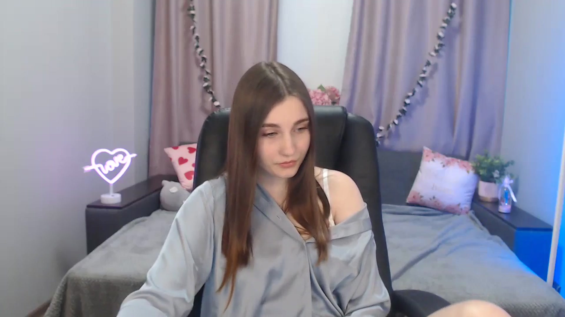 Gallery image thumbnail from LaneyGrey's myfreecams stream on, 10/14/2024, 12:27 image 11 of 20