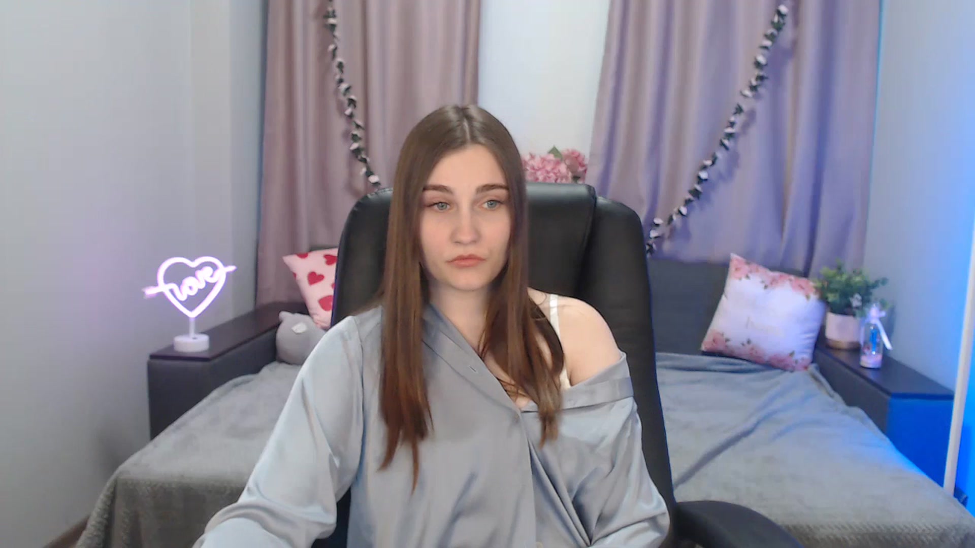 Gallery image thumbnail from LaneyGrey's myfreecams stream on, 10/14/2024, 12:27 image 10 of 20