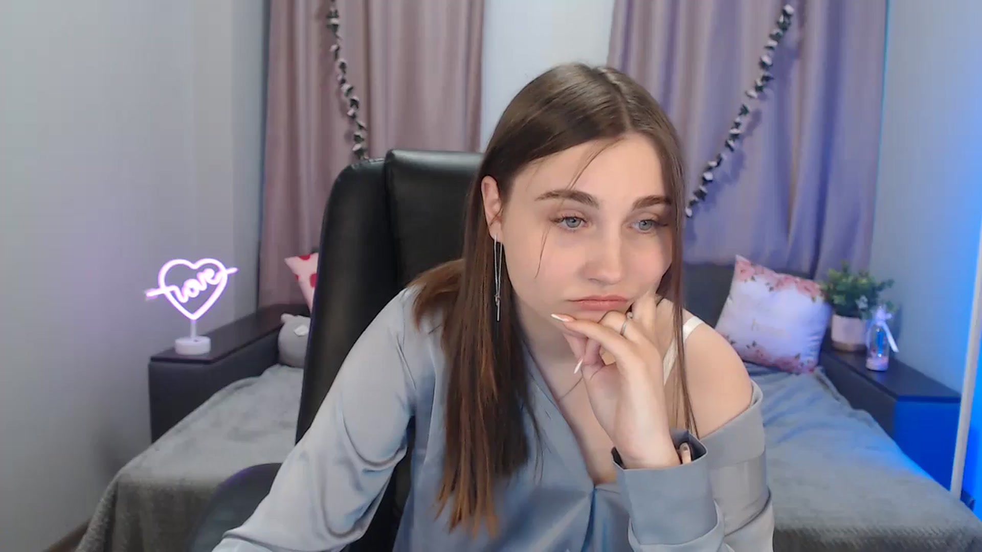 Gallery image thumbnail from LaneyGrey's myfreecams stream on, 10/14/2024, 12:27 image 18 of 20
