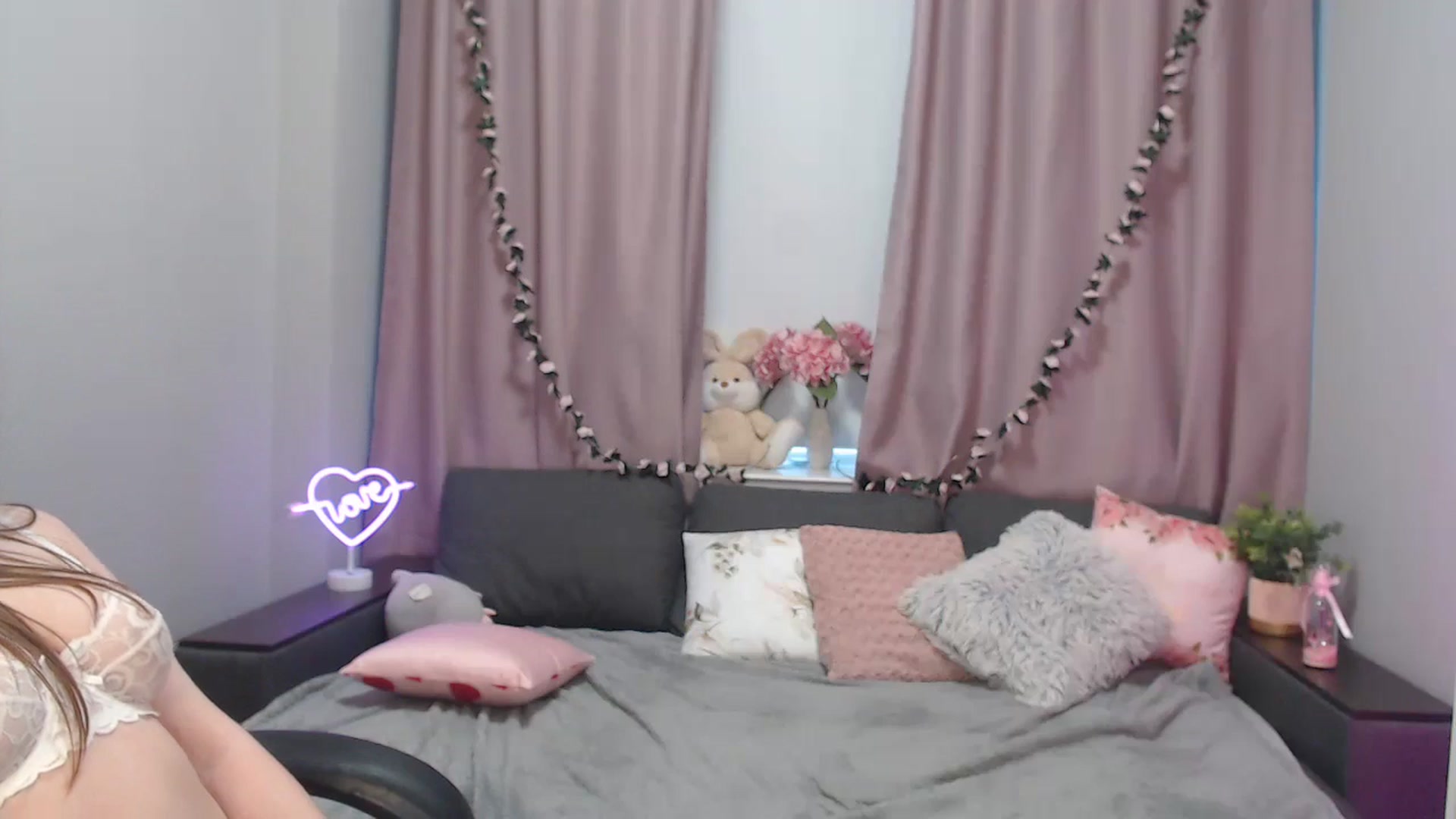 Gallery image thumbnail from LaneyGrey's myfreecams stream on, 10/14/2024, 13:57 image 6 of 20
