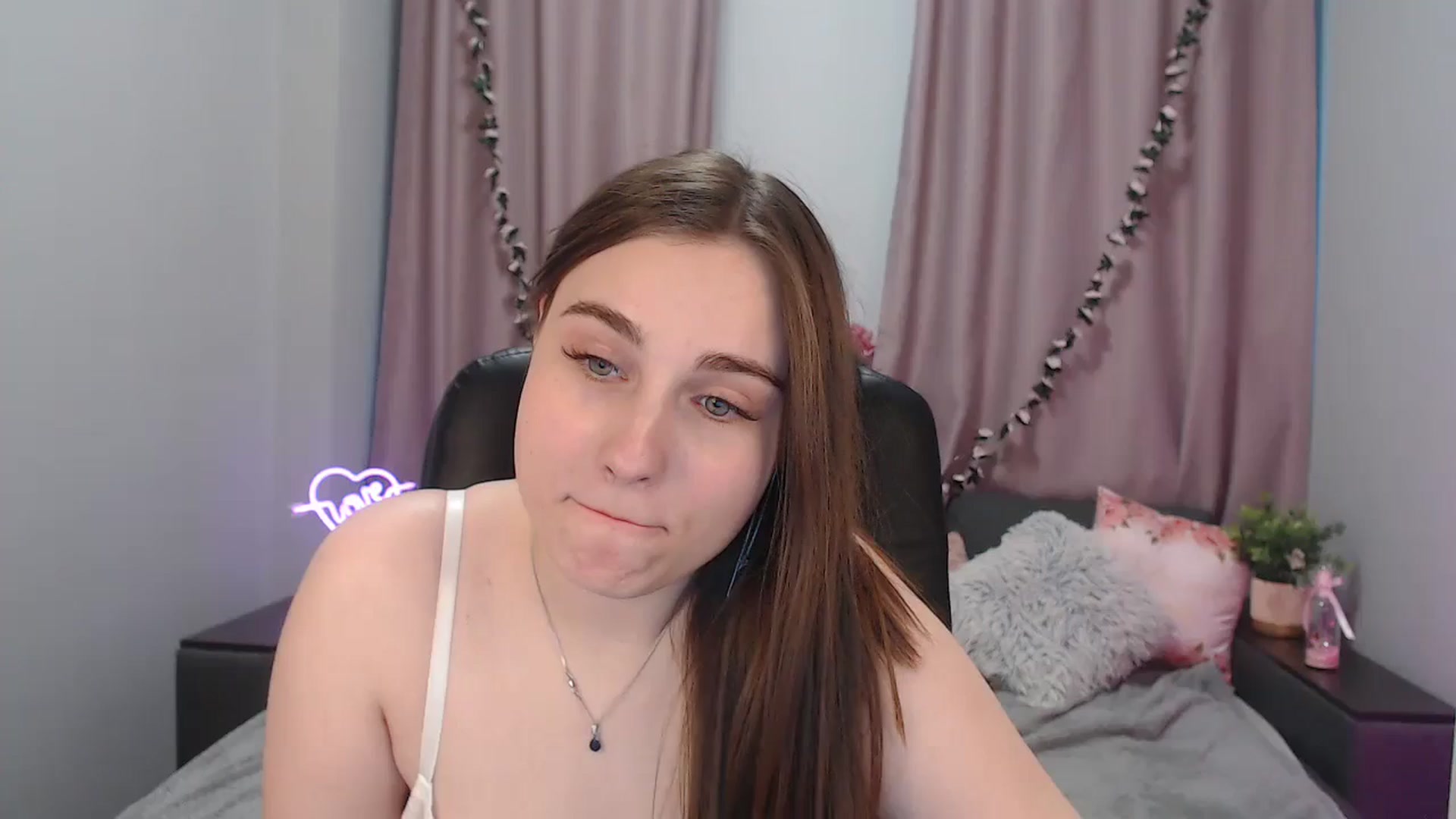 Gallery image thumbnail from LaneyGrey's myfreecams stream on, 10/14/2024, 13:57 image 1 of 20