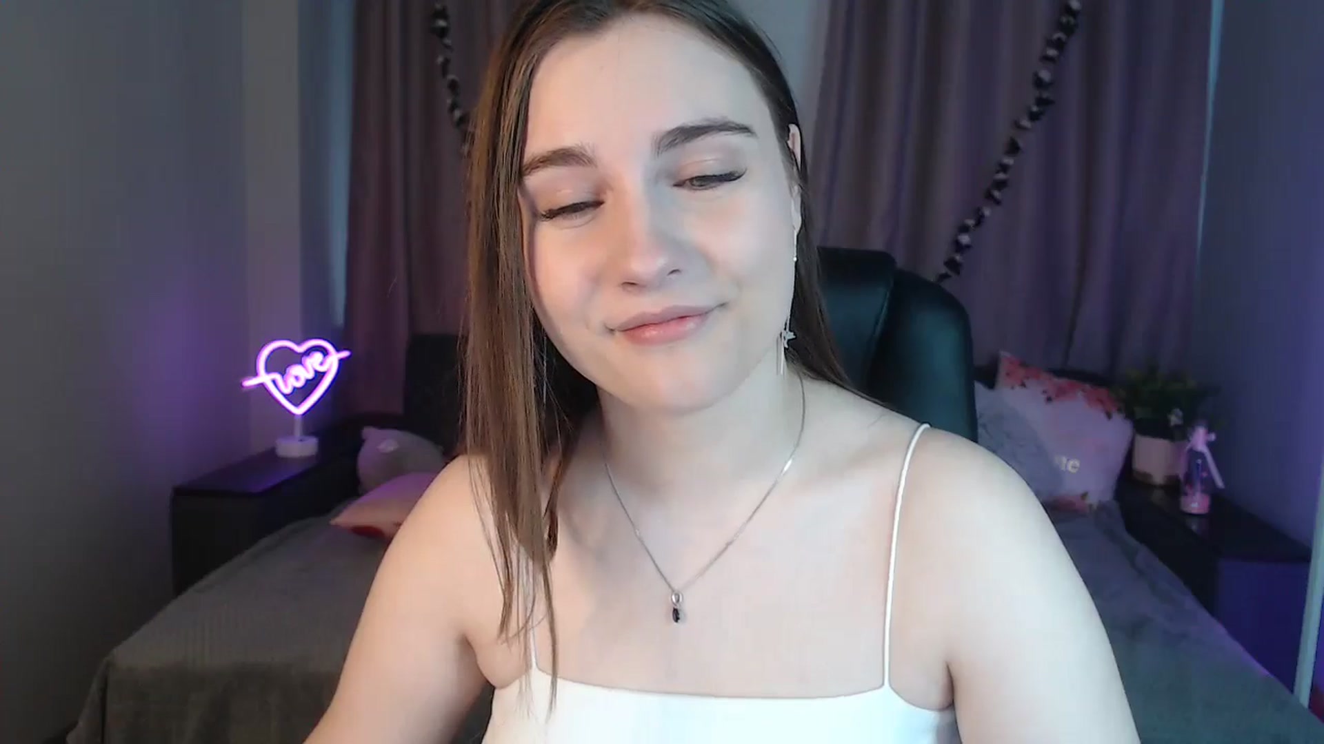 Gallery image thumbnail from LaneyGrey's myfreecams stream on, 10/15/2024, 08:37 image 2 of 20
