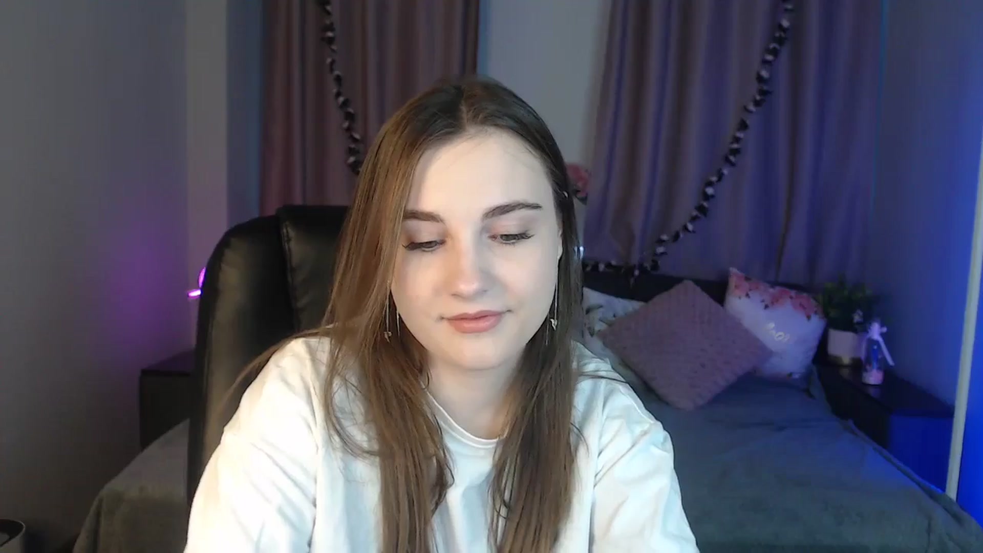 Gallery image thumbnail from LaneyGrey's myfreecams stream on, 10/18/2024, 08:19 image 3 of 20