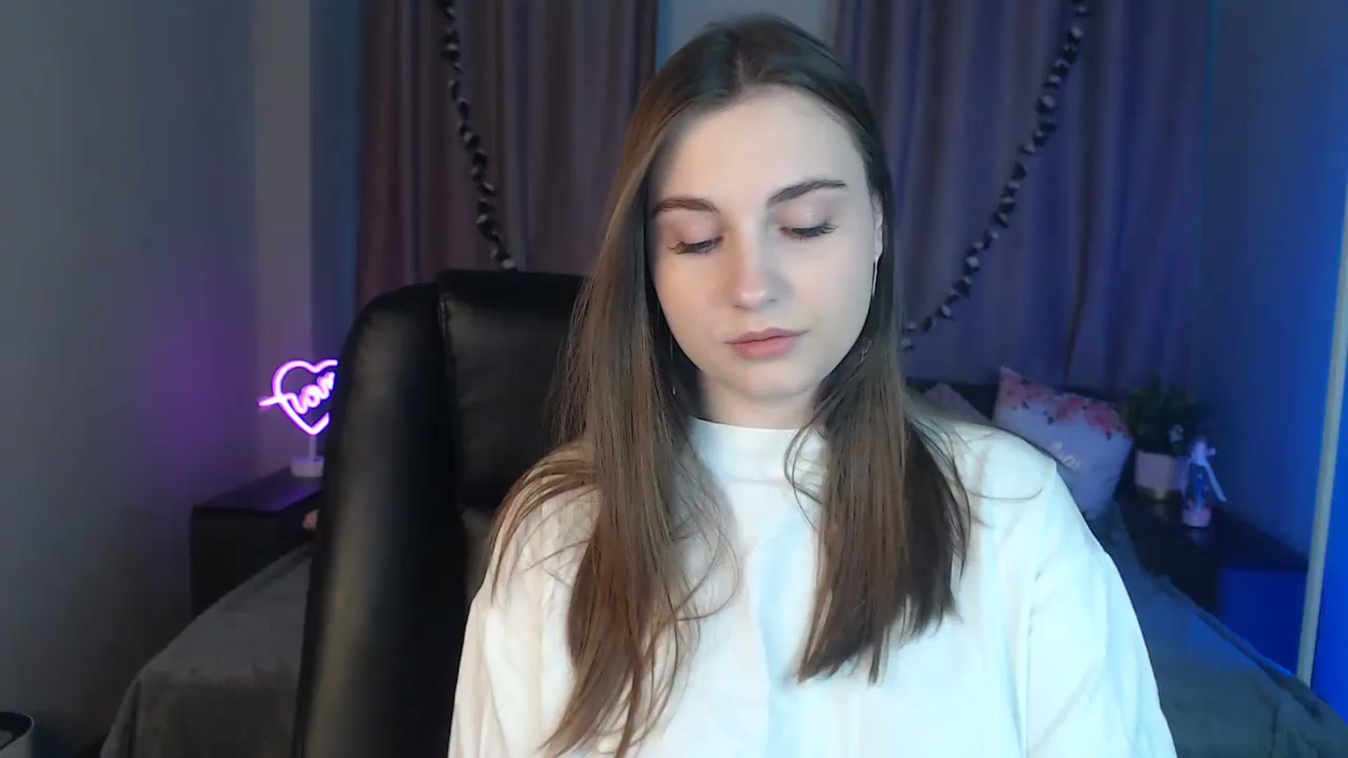 Gallery image thumbnail from LaneyGrey's myfreecams stream on, 10/18/2024, 08:19 image 1 of 20