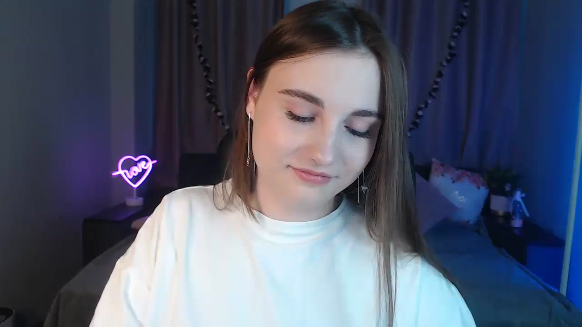 Gallery image thumbnail from LaneyGrey's myfreecams stream on, 10/18/2024, 08:19 image 9 of 20
