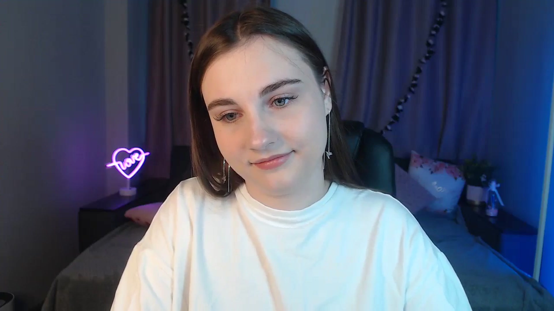 Gallery image thumbnail from LaneyGrey's myfreecams stream on, 10/18/2024, 08:19 image 19 of 20