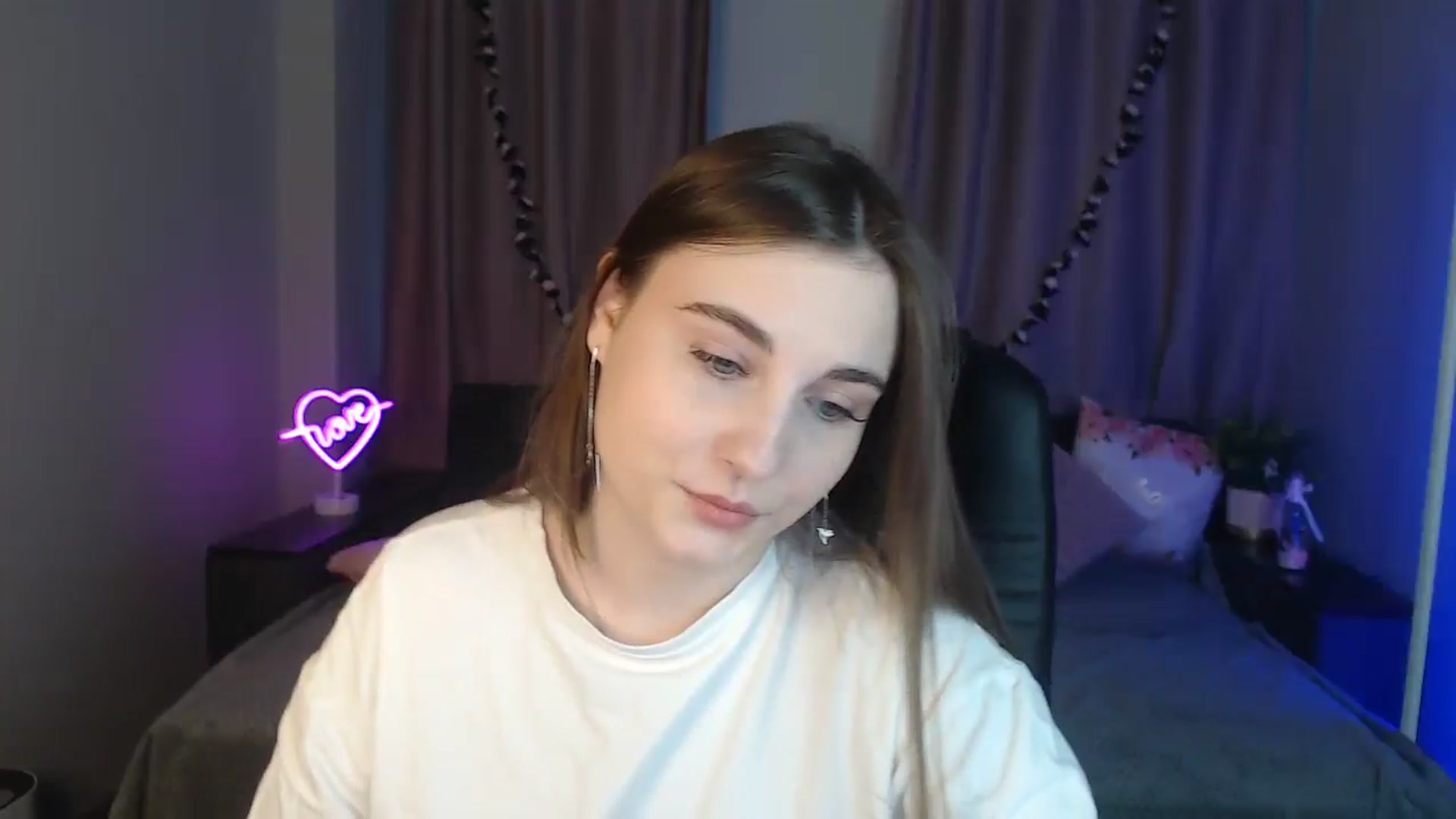 Gallery image thumbnail from LaneyGrey's myfreecams stream on, 10/18/2024, 08:19 image 6 of 20