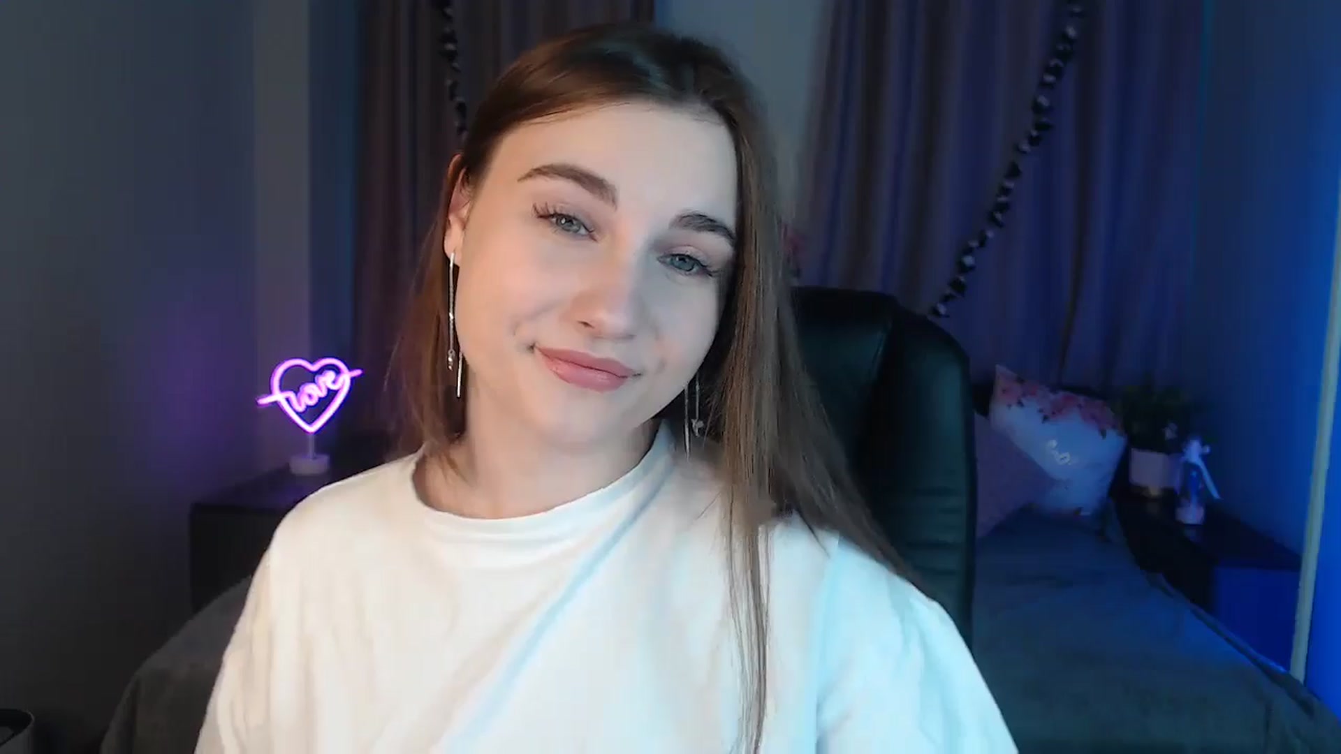 Gallery image thumbnail from LaneyGrey's myfreecams stream on, 10/18/2024, 08:19 image 7 of 20