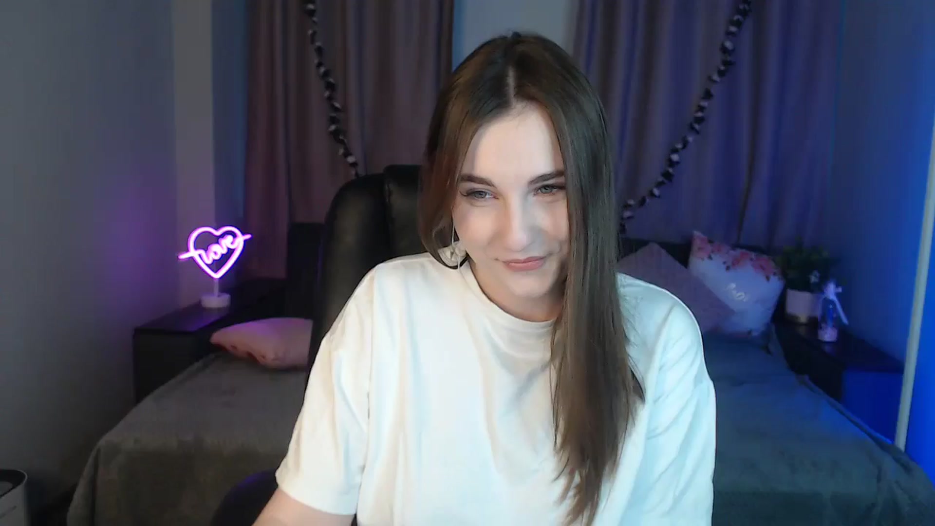 Gallery image thumbnail from LaneyGrey's myfreecams stream on, 10/18/2024, 09:13 image 1 of 20