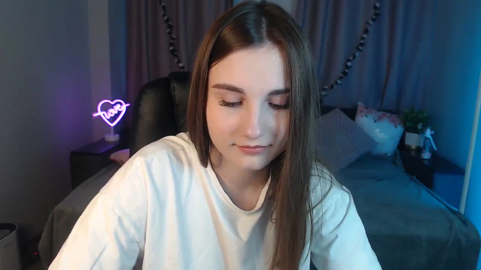 Gallery image thumbnail from LaneyGrey's myfreecams stream on, 10/18/2024, 09:13 image 10 of 20