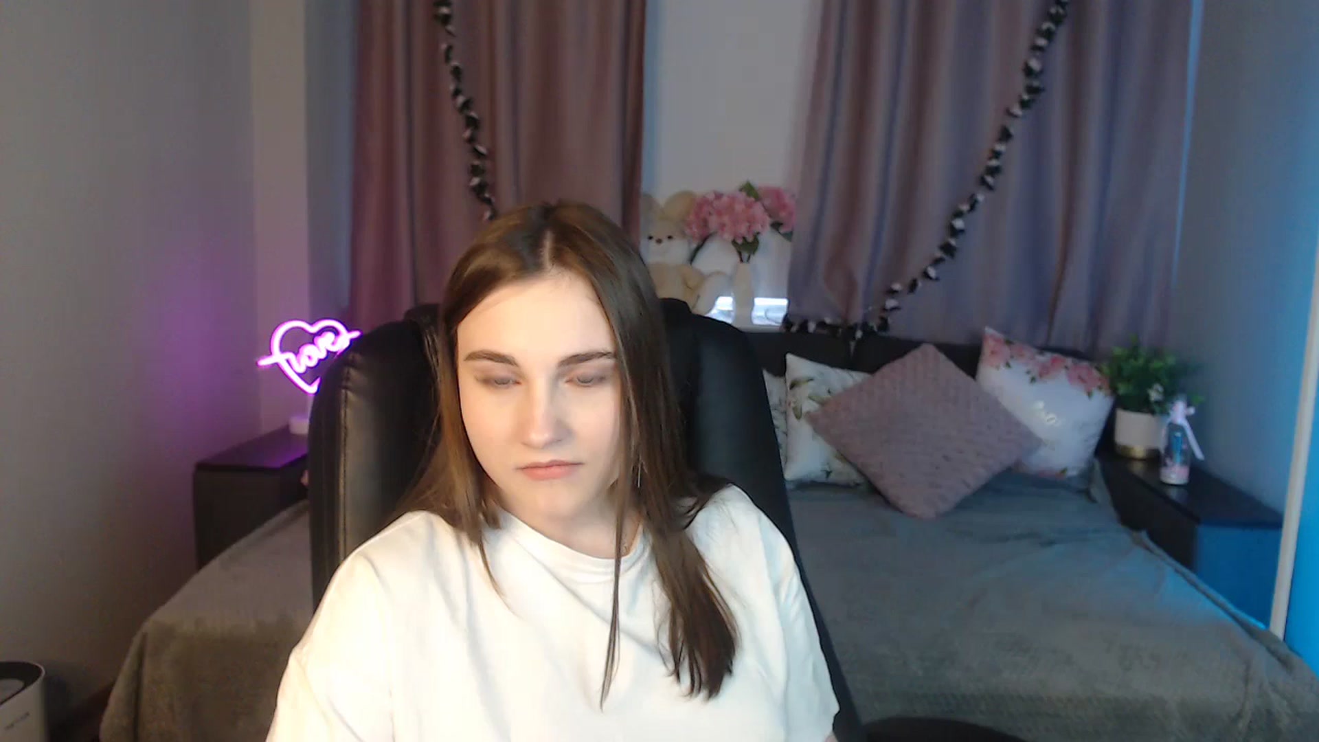 Gallery image thumbnail from LaneyGrey's myfreecams stream on, 10/18/2024, 09:13 image 19 of 20