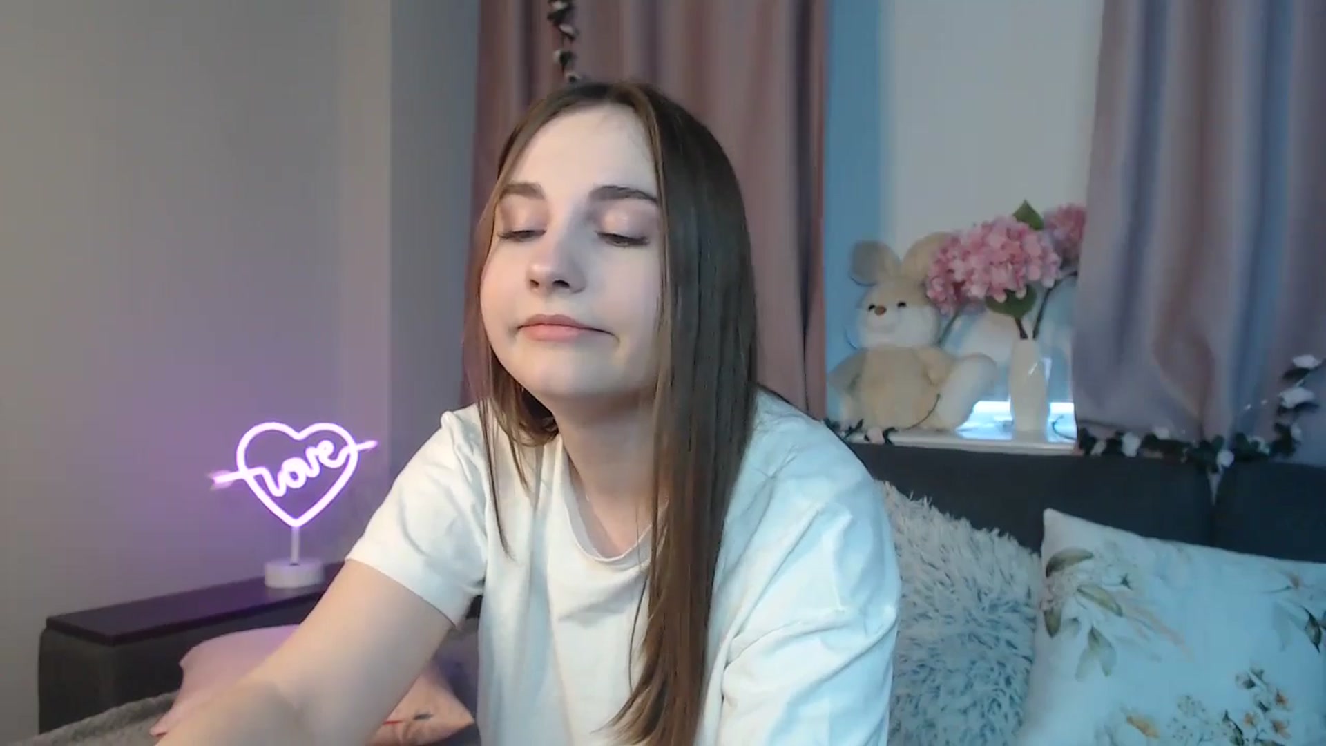 Gallery image thumbnail from LaneyGrey's myfreecams stream on, 10/18/2024, 09:45 image 7 of 20