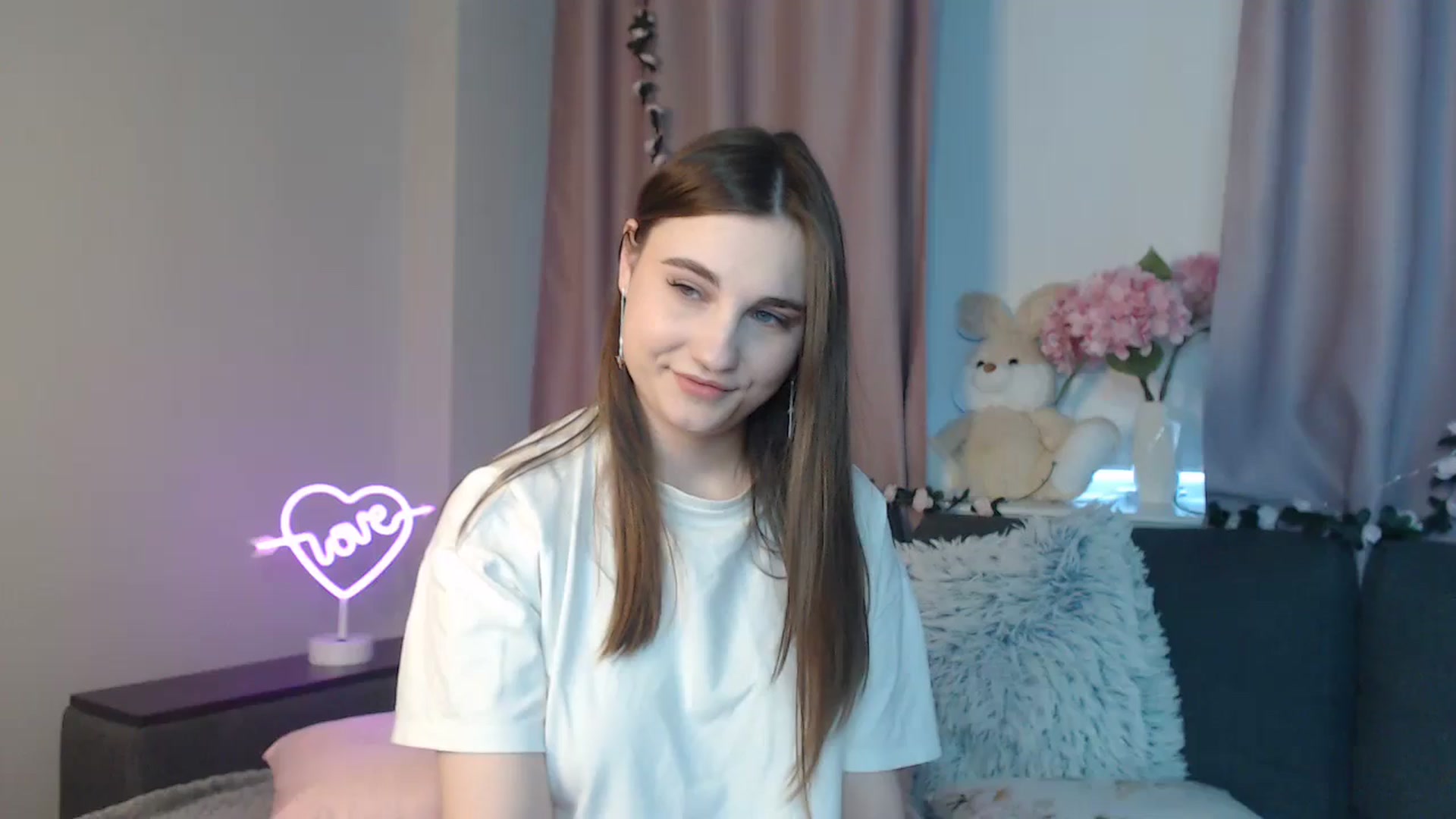 Gallery image thumbnail from LaneyGrey's myfreecams stream on, 10/18/2024, 10:38 image 6 of 20