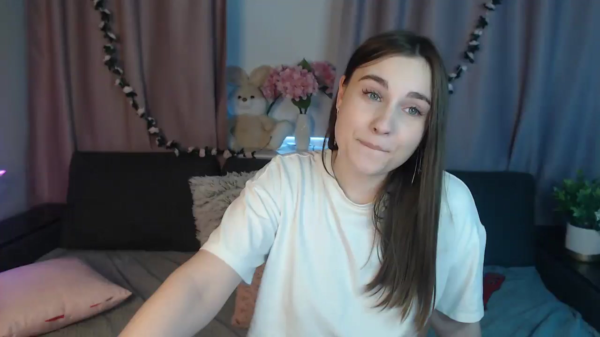 Gallery image thumbnail from LaneyGrey's myfreecams stream on, 10/18/2024, 12:10 image 7 of 20
