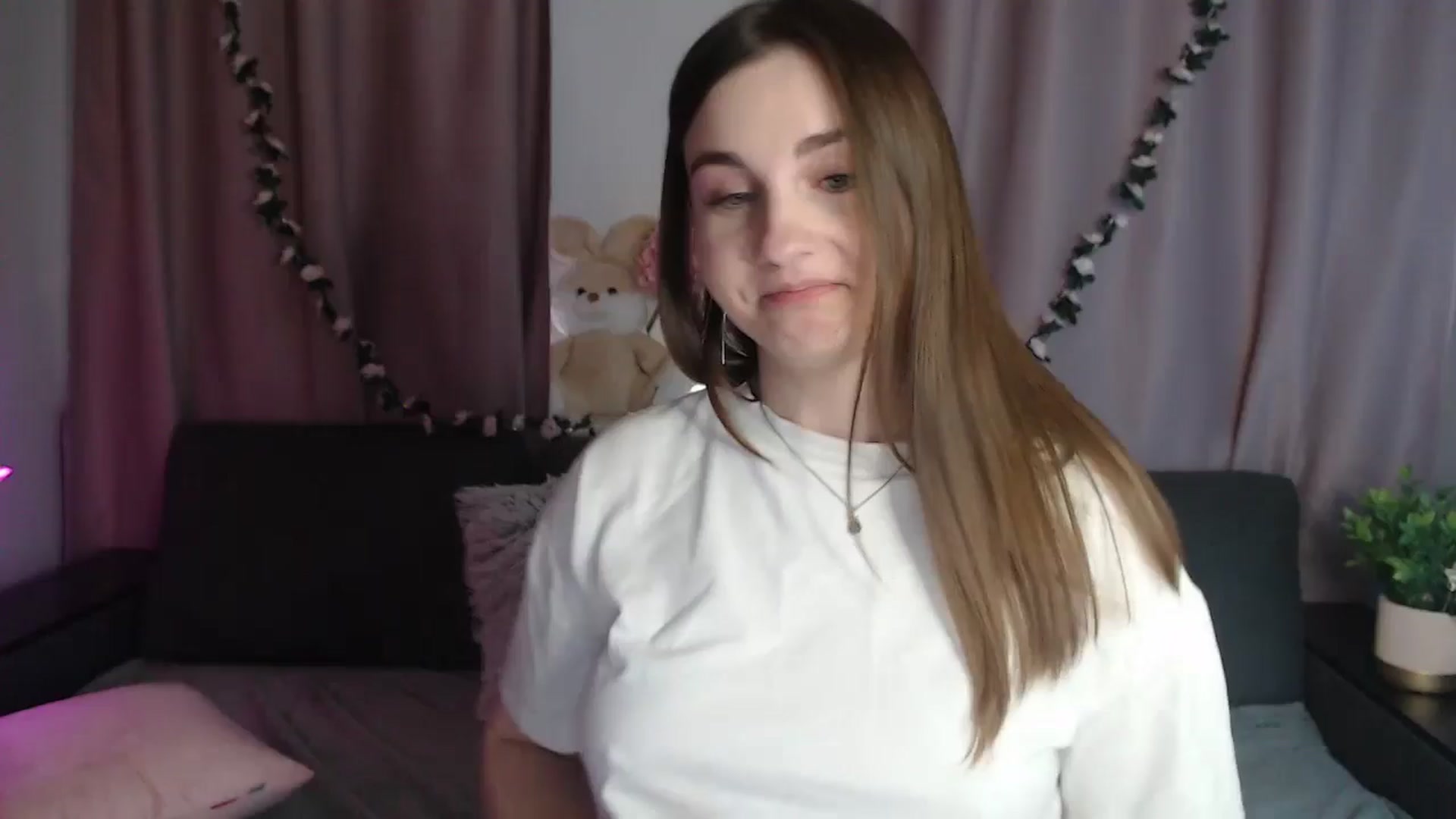 Gallery image thumbnail from LaneyGrey's myfreecams stream on, 10/18/2024, 12:10 image 17 of 20