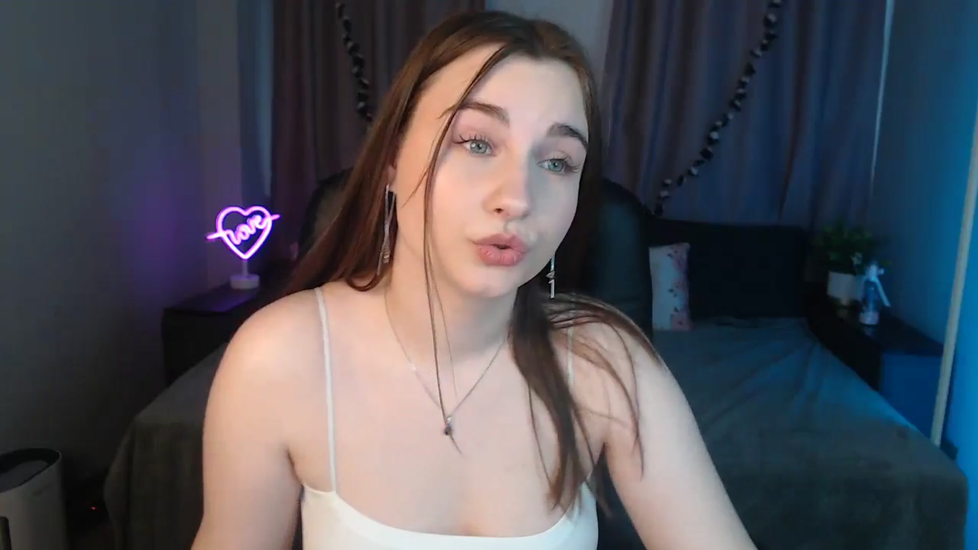 Gallery image thumbnail from LaneyGrey's myfreecams stream on, 10/19/2024, 09:17 image 6 of 20