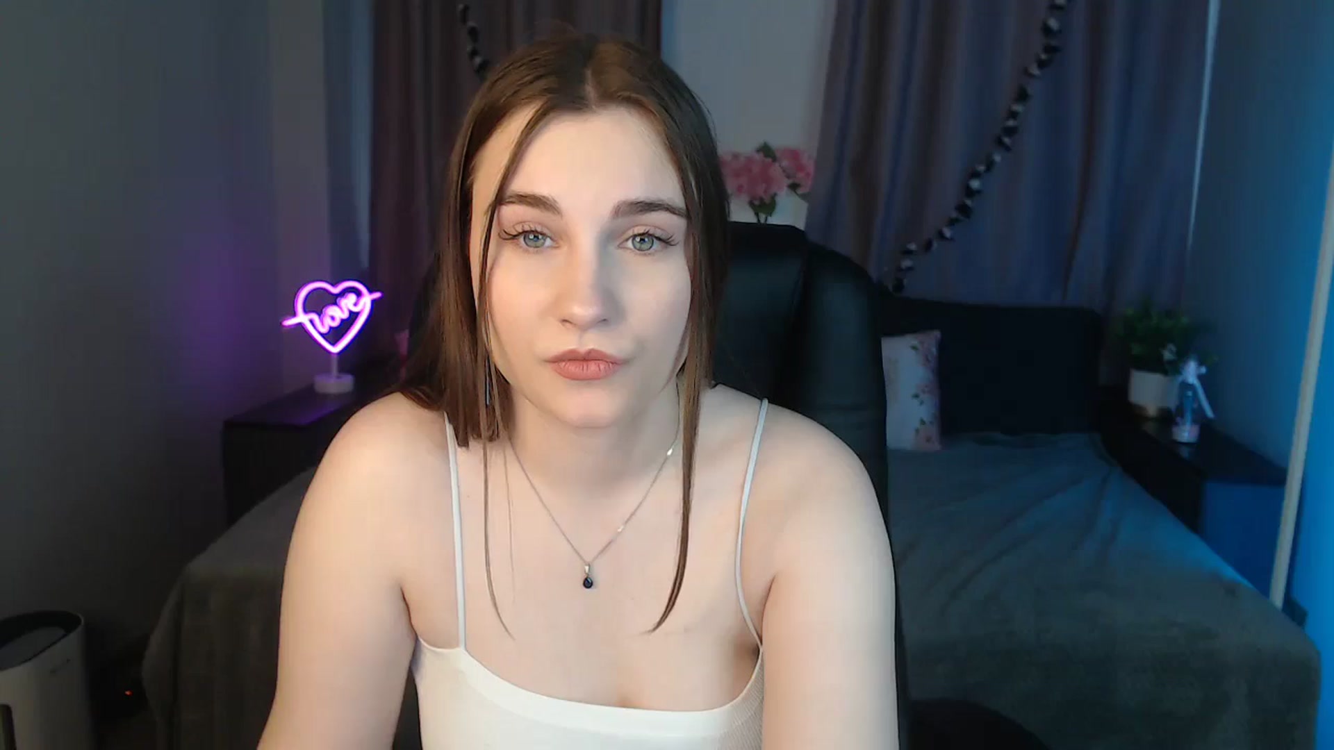 Gallery image thumbnail from LaneyGrey's myfreecams stream on, 10/19/2024, 09:17 image 7 of 20