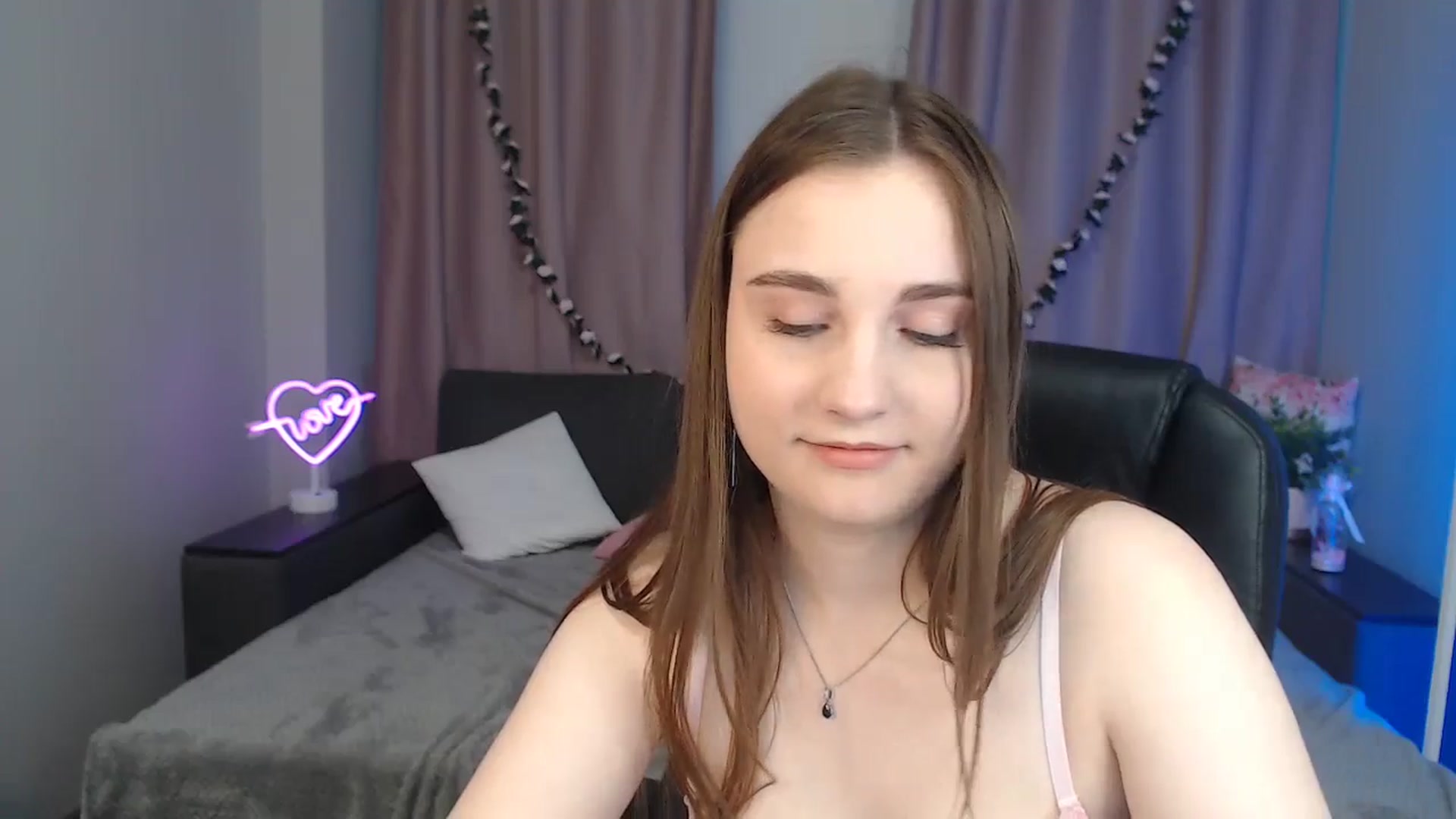 Gallery image thumbnail from LaneyGrey's myfreecams stream on, 10/21/2024, 10:25 image 6 of 20