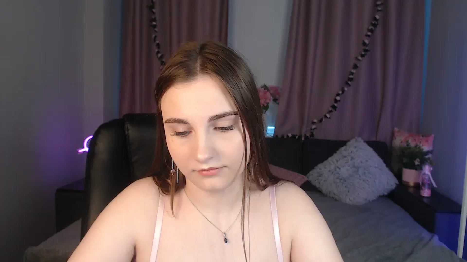 Gallery image thumbnail from LaneyGrey's myfreecams stream on, 10/21/2024, 10:25 image 1 of 20