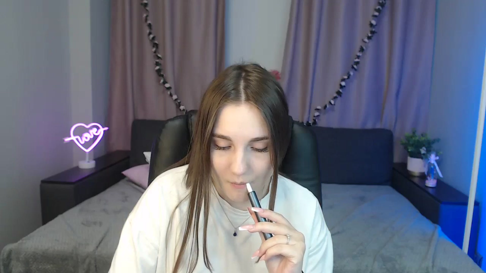 Gallery image thumbnail from LaneyGrey's myfreecams stream on, 10/22/2024, 08:37 image 16 of 20