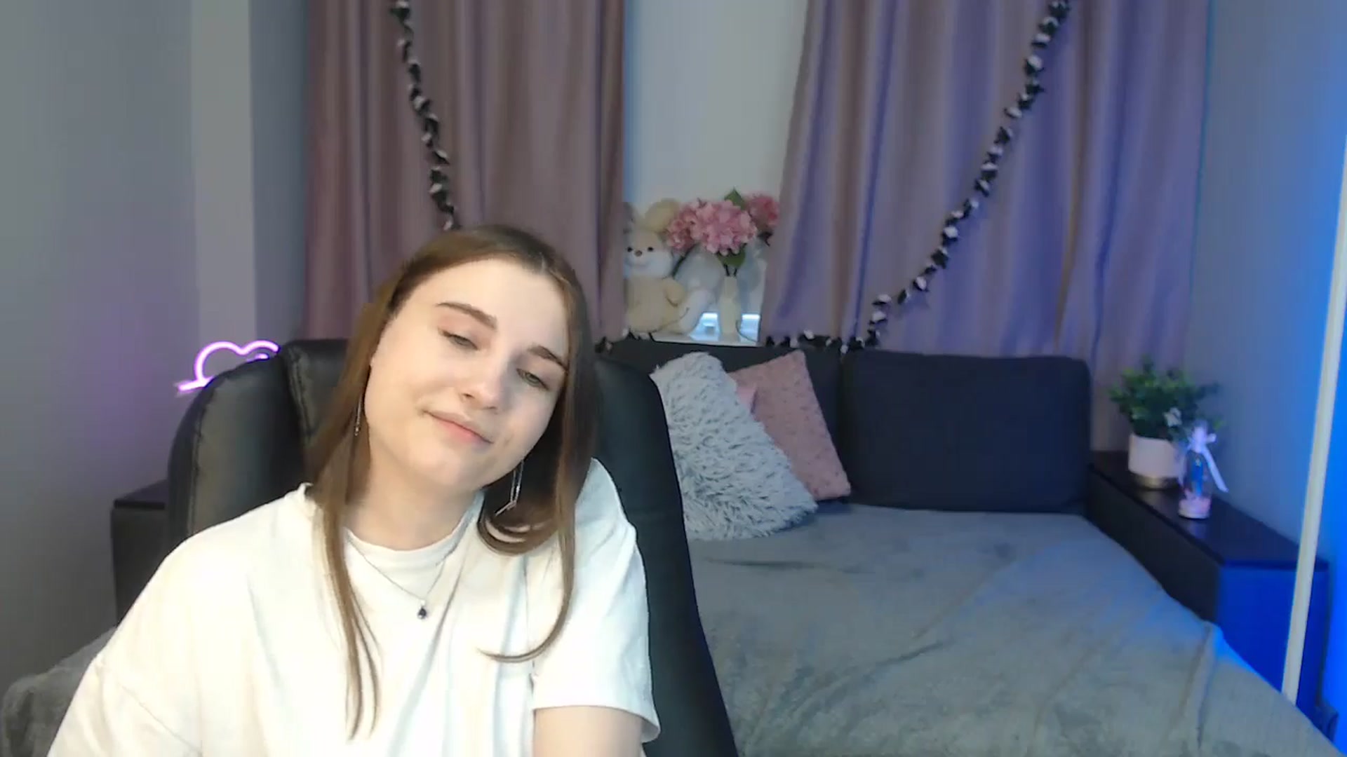 Gallery image thumbnail from LaneyGrey's myfreecams stream on, 10/22/2024, 08:37 image 19 of 20