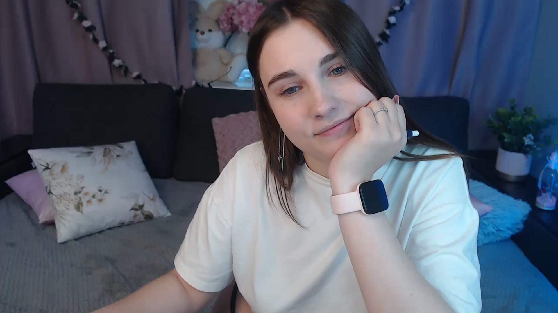 Gallery image thumbnail from LaneyGrey's myfreecams stream on, 10/22/2024, 11:38 image 7 of 20