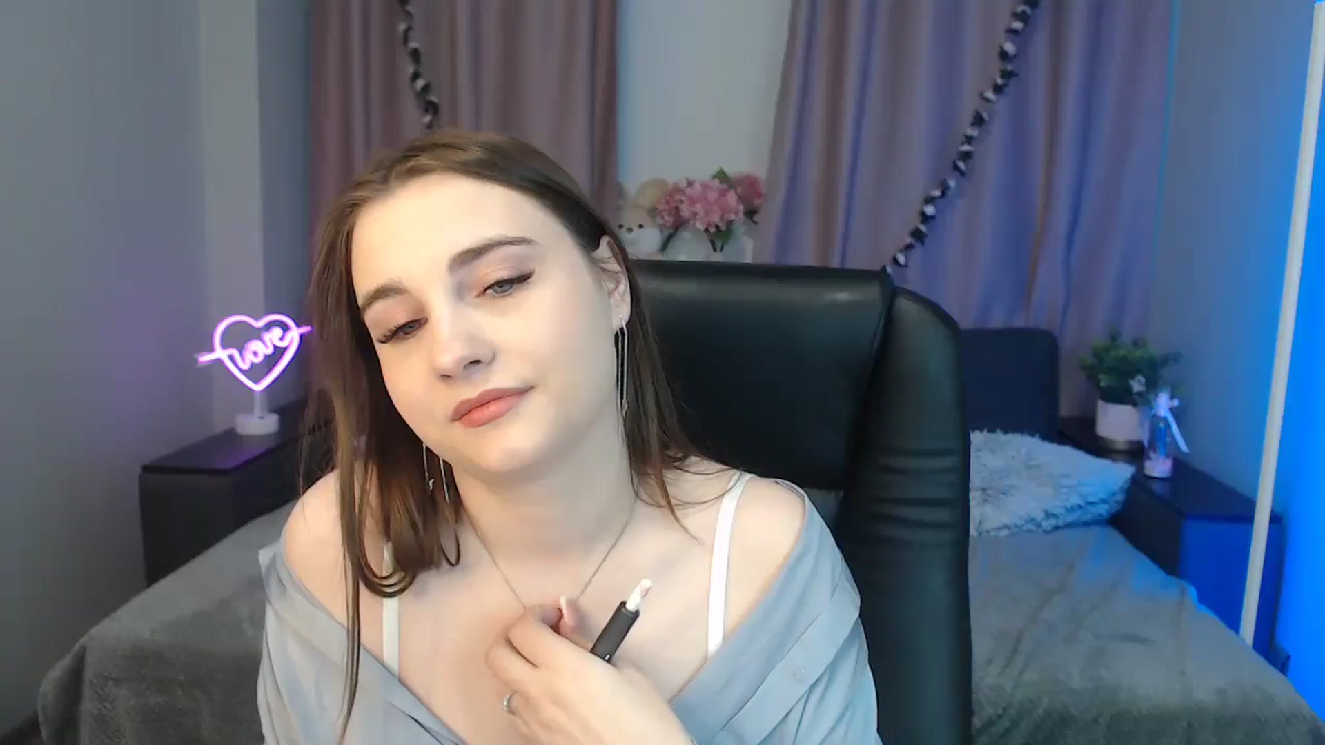 Gallery image thumbnail from LaneyGrey's myfreecams stream on, 10/23/2024, 08:13 image 10 of 20