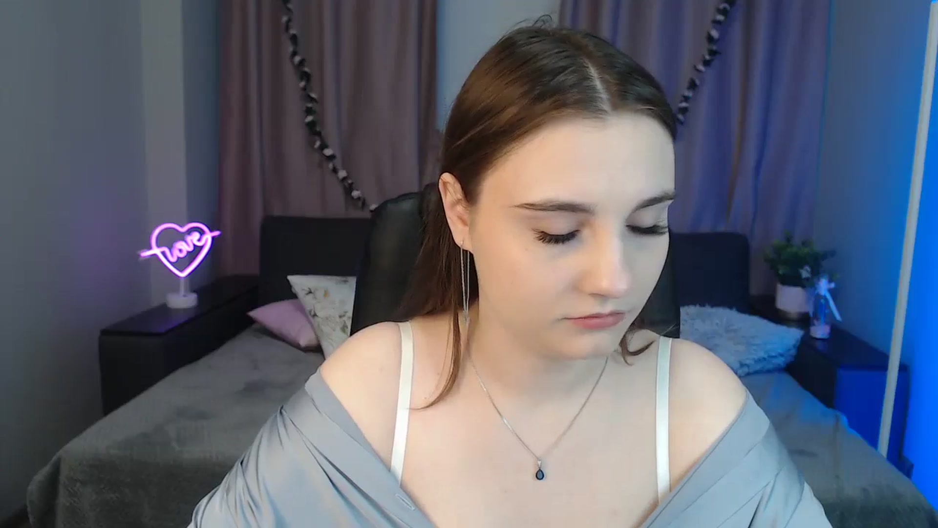 Gallery image thumbnail from LaneyGrey's myfreecams stream on, 10/23/2024, 08:13 image 16 of 20