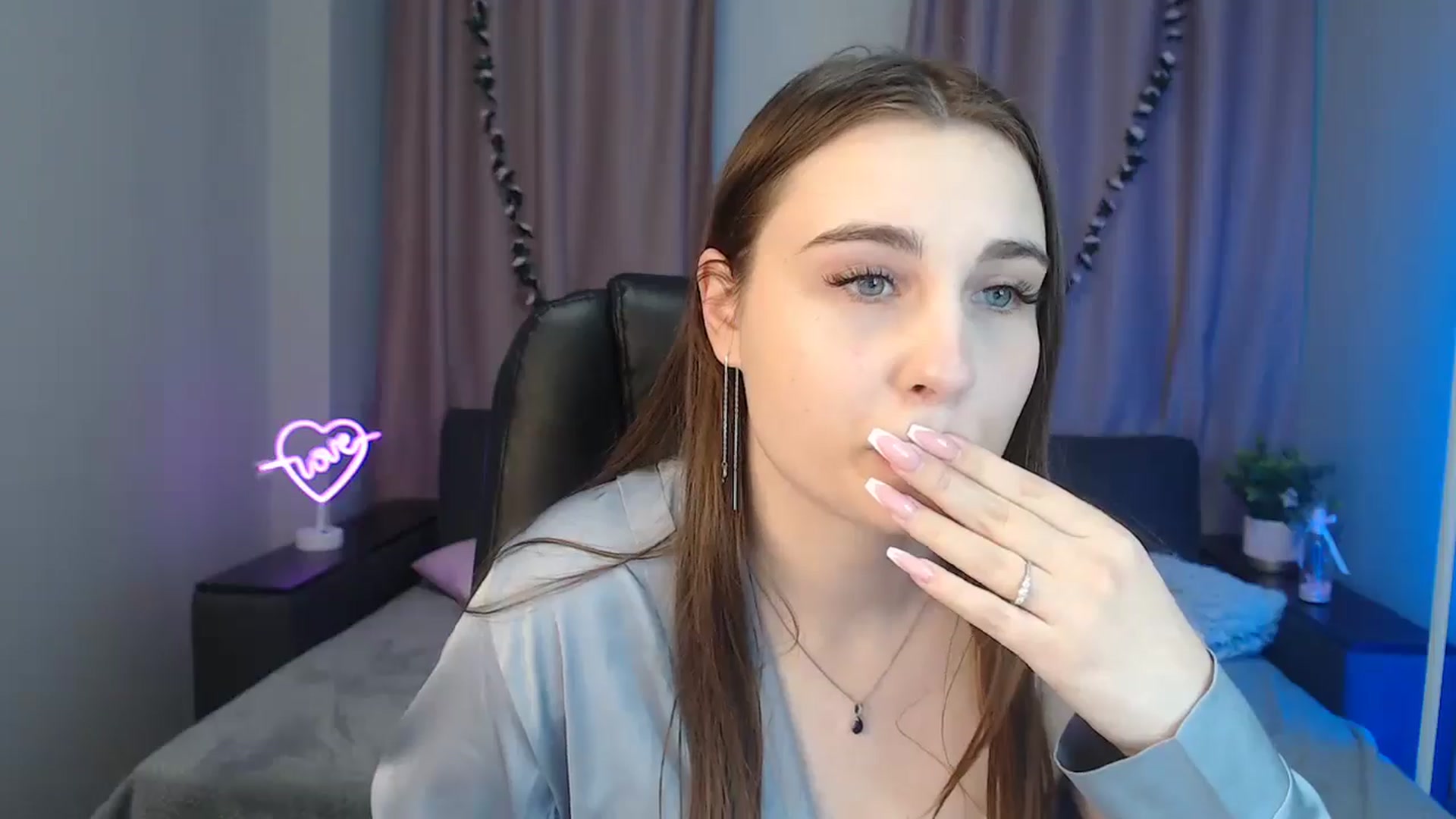 Gallery image thumbnail from LaneyGrey's myfreecams stream on, 10/23/2024, 12:06 image 3 of 20
