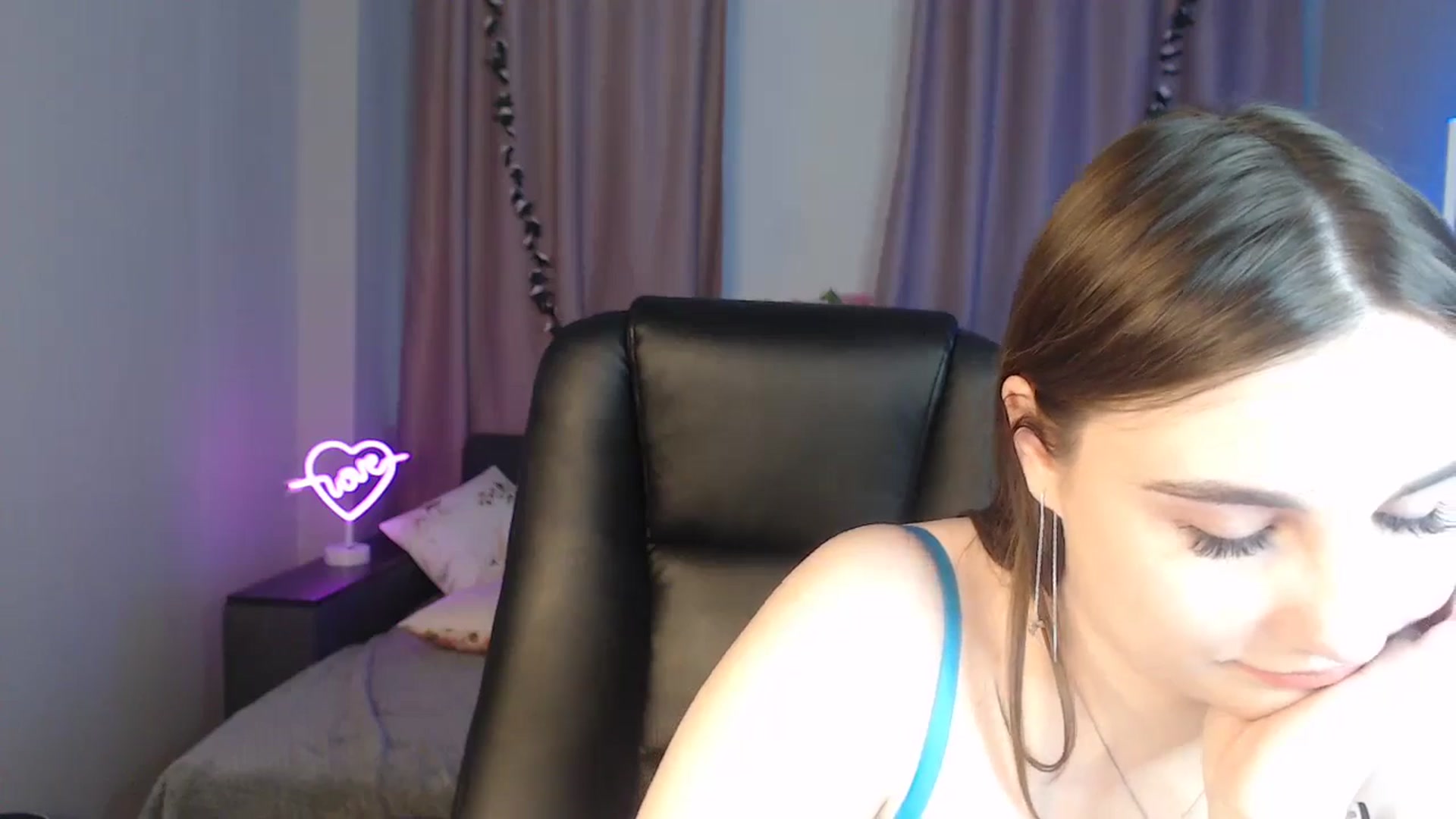 Gallery image thumbnail from LaneyGrey's myfreecams stream on, 11/06/2024, 11:01 image 6 of 20