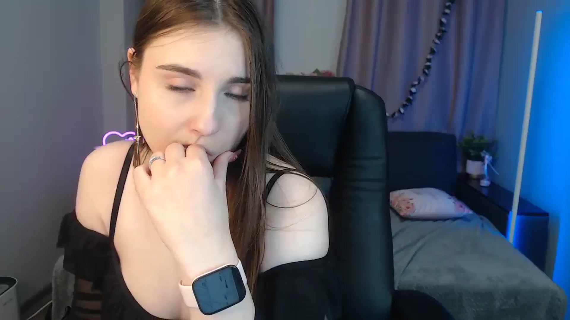 Gallery image thumbnail from LaneyGrey's myfreecams stream on, 11/16/2024, 13:31 image 14 of 20